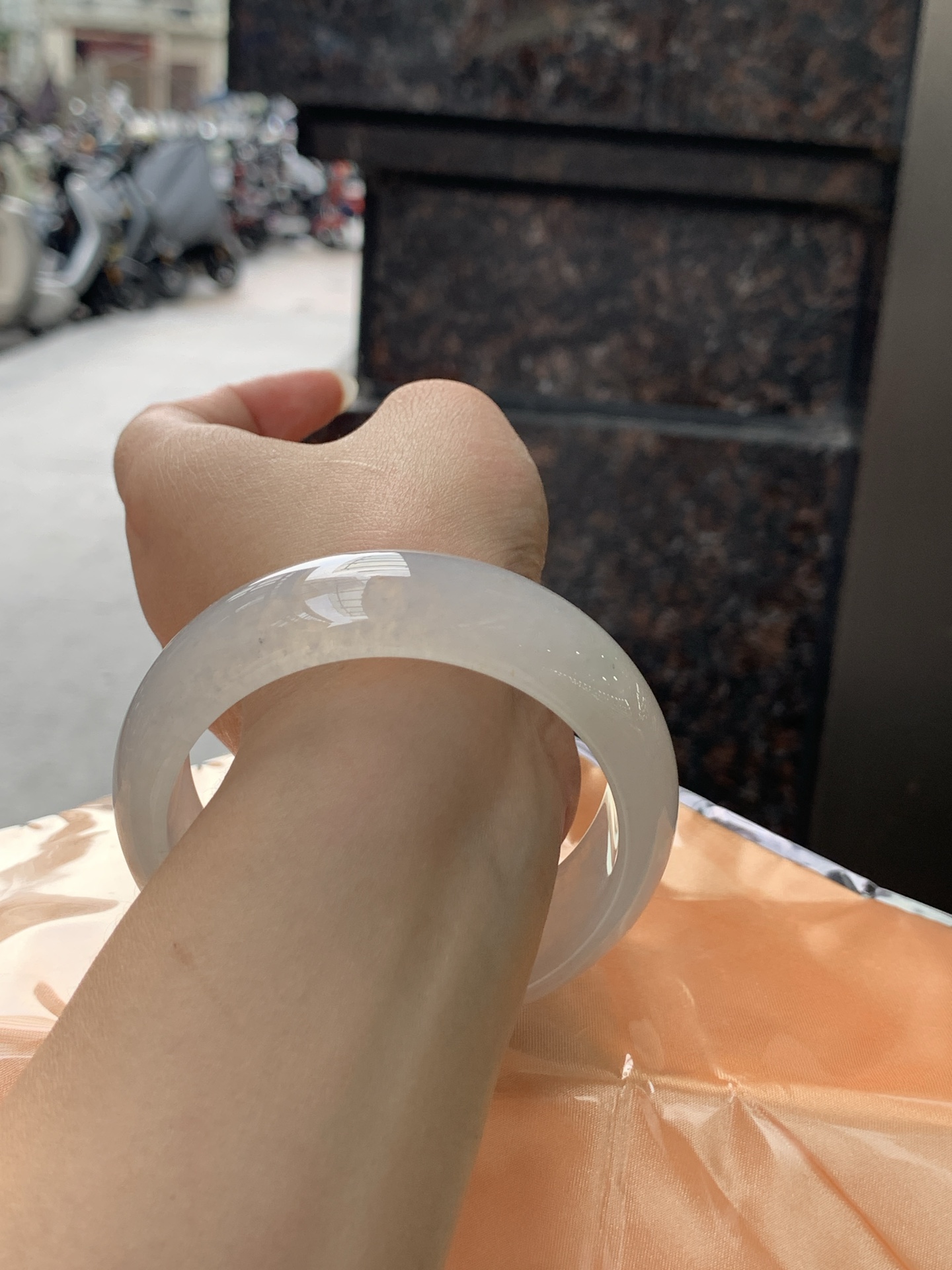 白冰洒金宽版正圈 59.3-19-8.6 0531-N872-2 打灯冰晶纹，底妆胶润，无色亦动人，美得冰清玉洁，底妆有洒金特色，招财进宝