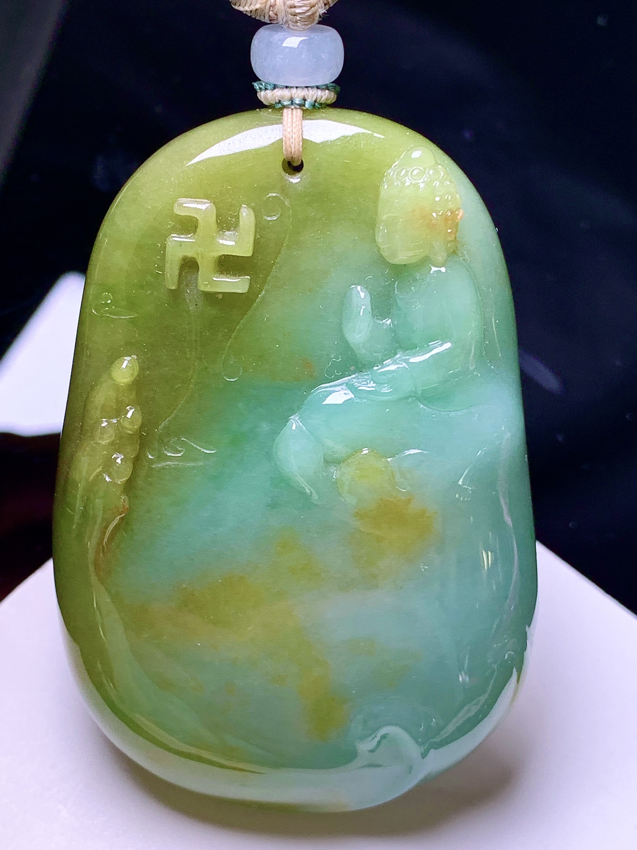 黄绿翡如来佛祖吊坠 玉质细腻 色泽艳丽清新 水润亮眼 整体尺寸59.6*41*11.2 a2