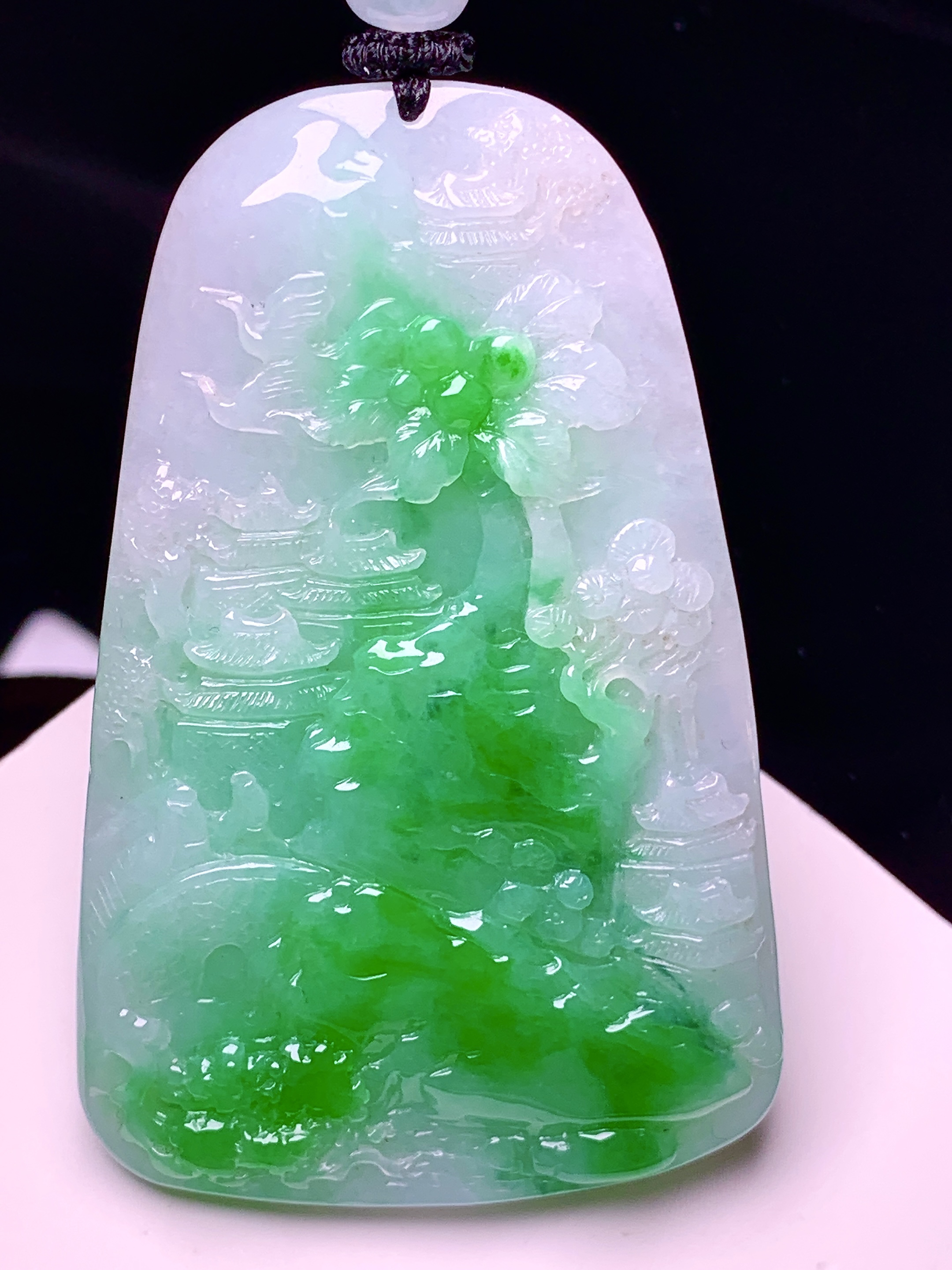 飘绿山水牌子吊坠 玉质细腻 色泽艳丽清新 水润亮眼 整体尺寸65.4*42*8.2 w1