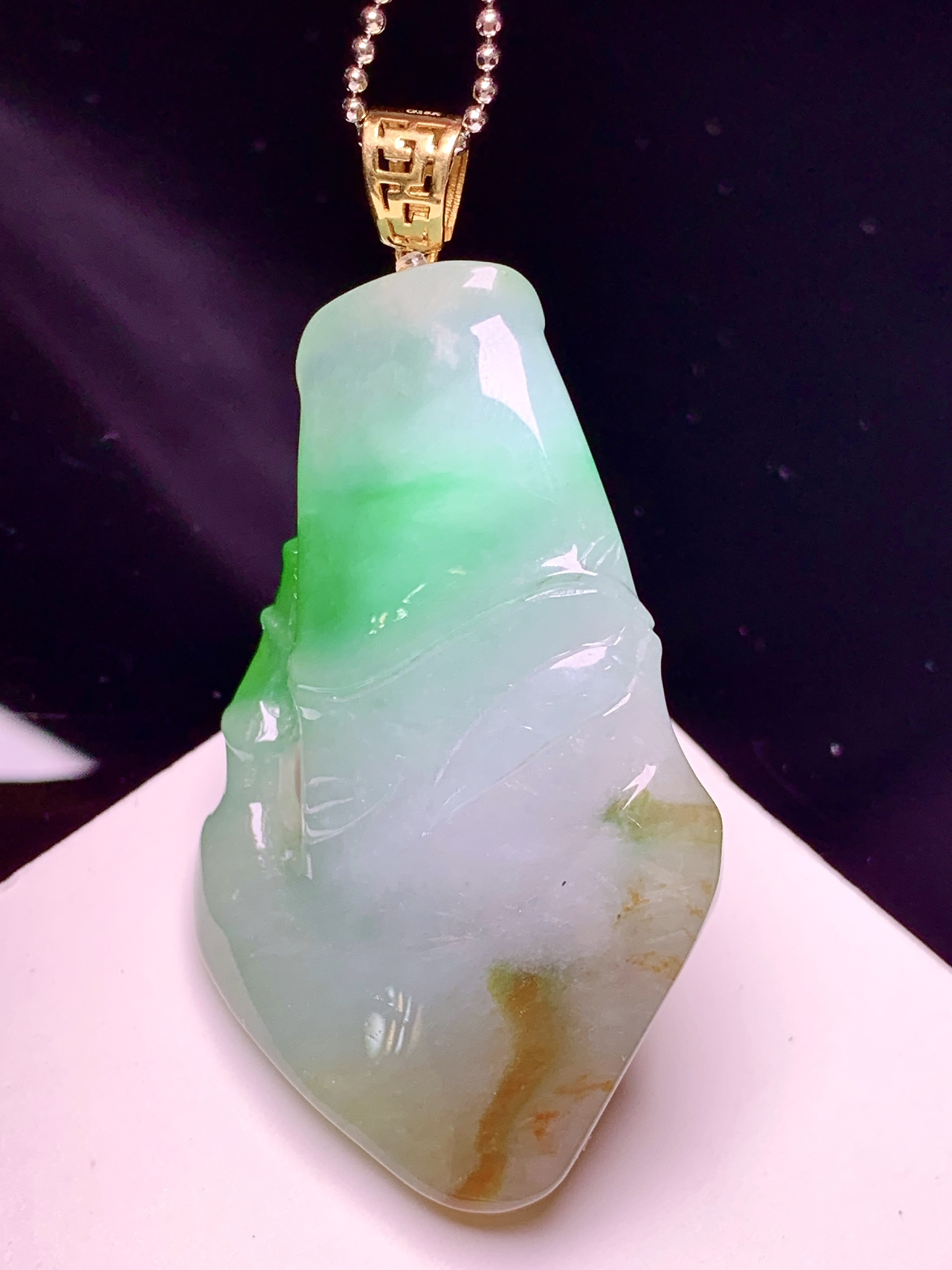 18k金镶嵌飘绿黄翡竹节吊坠 玉质细腻 色泽艳丽清新 水润亮眼 整体尺寸51*27.2*9.8 w1