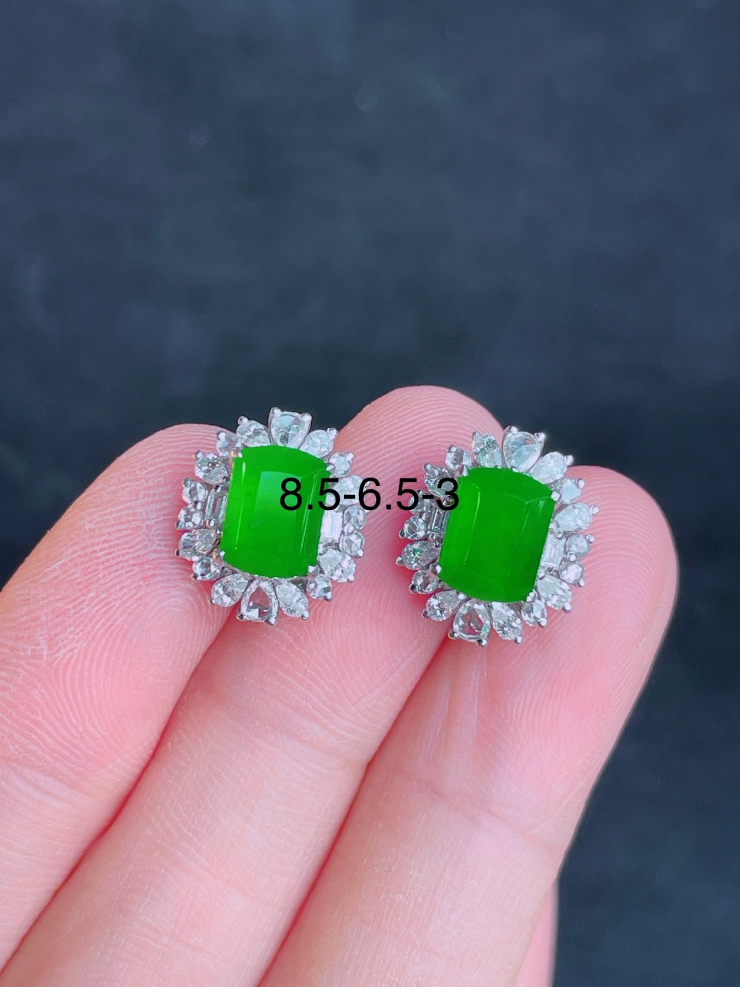 ️绿无事牌耳钉 晶莹剔透，新颖时尚，无裂，8.5-6.5-3