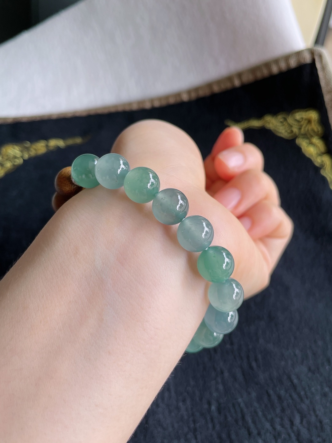 天然翡翠A货，冰多宝圆珠搭配沉香木手串，尺寸：9.8mm。【编3905】