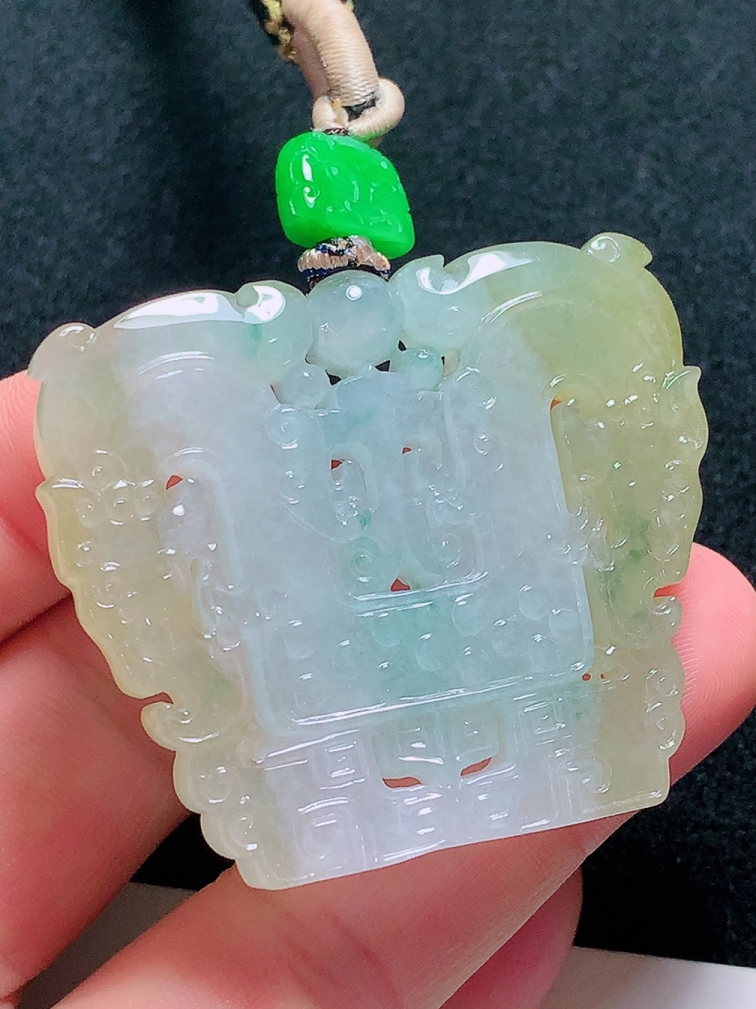 冰种飘黄翡博古牌子，种老水头好，又冰又润，饱满，尺寸：41/42.6/7.6mm