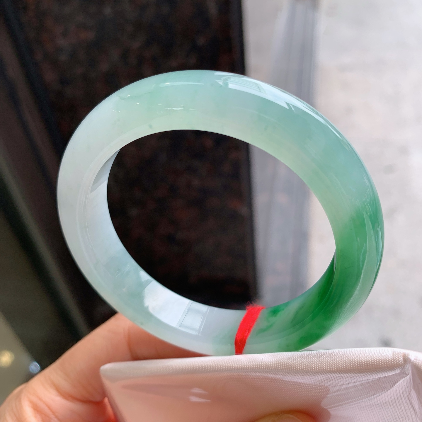 正圈冰飘绿 无裂 尺寸：55.2/12.2/9.3 细腻