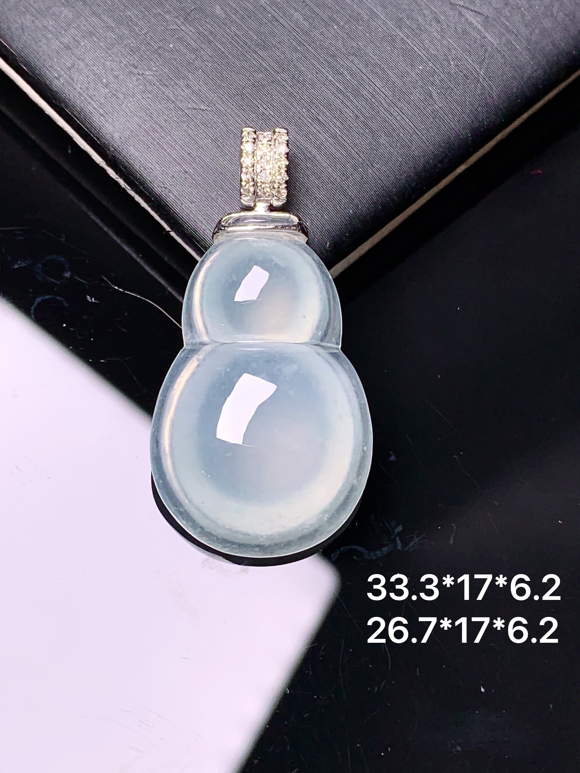 18k金钻镶嵌冰种葫芦吊坠 玉质细腻 色泽艳丽清新 水润亮眼 整体尺寸33.3*17*6.2 z1