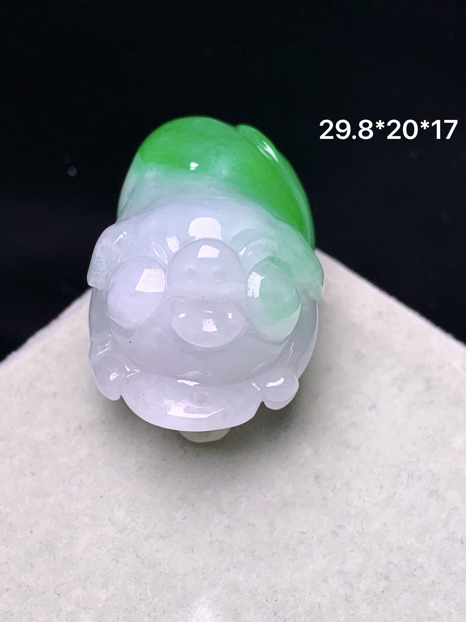 飘绿生肖猪吊坠 玉质细腻 色泽艳丽清新 水润亮眼 整体尺寸29.8*20*17 a5