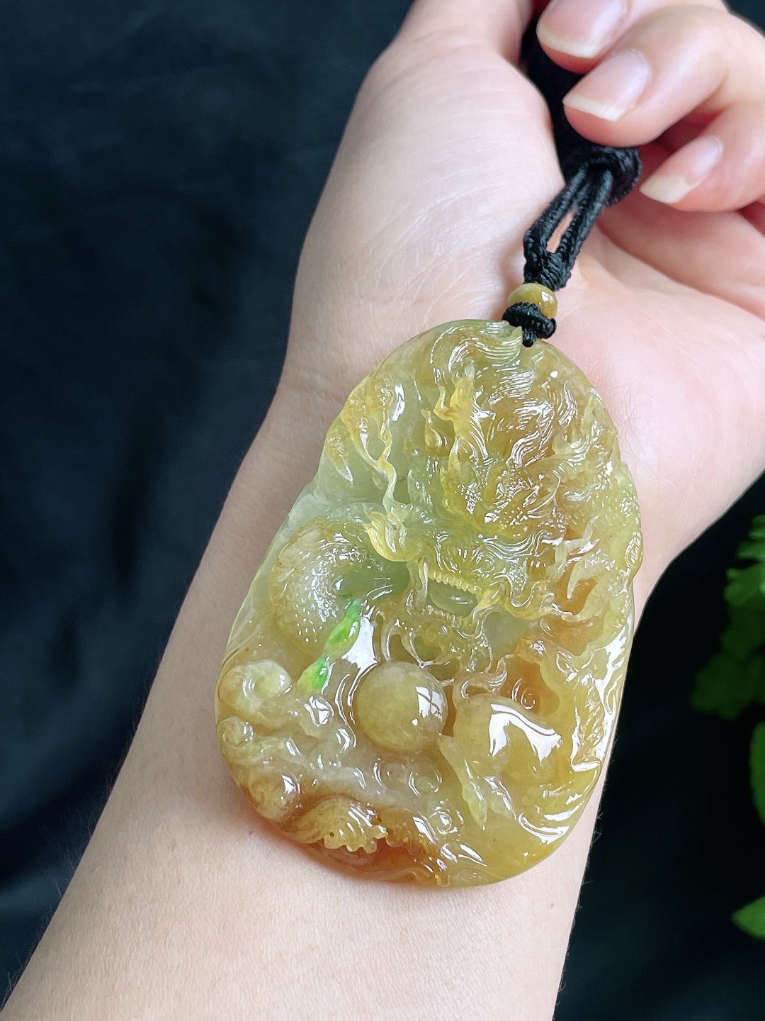 高冰黄翡龙牌飘绿花大龙牌吊坠 说明 缅料  性比高 飘花 尺寸 71.3-45-10.4 重量 52