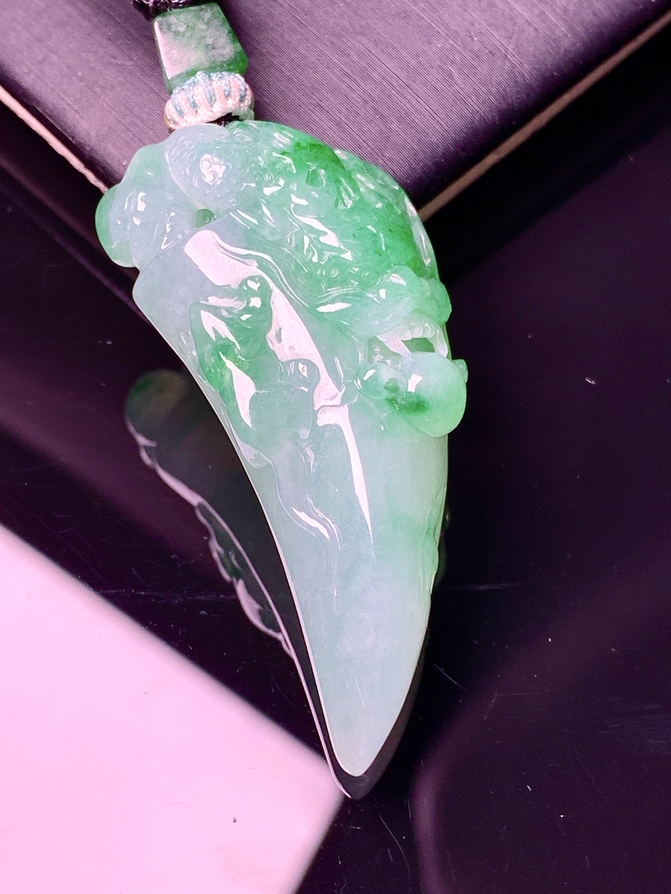 飘绿狼牙吊坠 玉质细腻 色泽艳丽清新 水润亮眼 整体尺寸44.2*20.5*10 a5