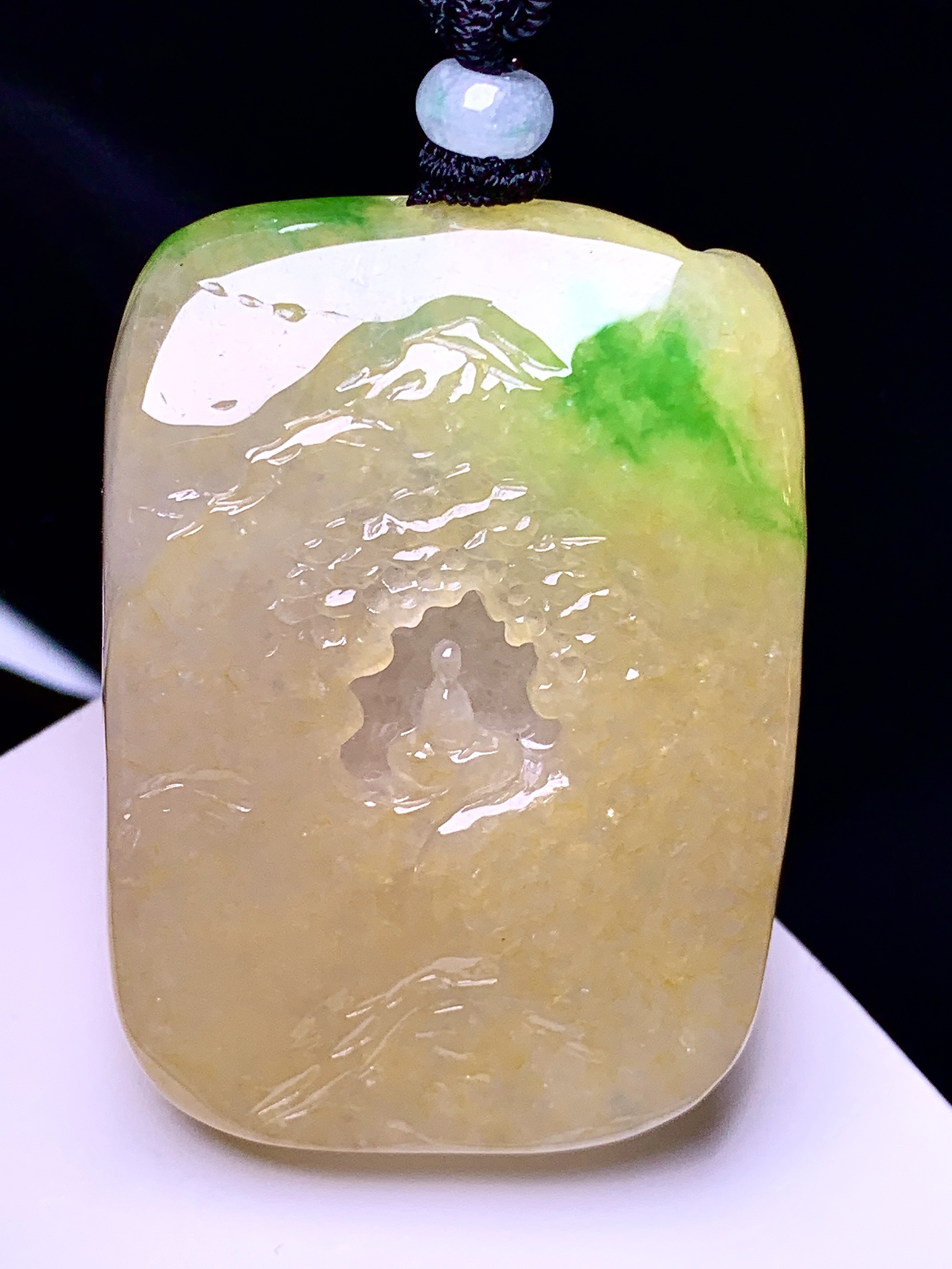 黄翡飘绿悟道牌吊坠 玉质细腻 色泽艳丽清新 水润亮眼 整体尺寸52.6*37.2*11.8 w1