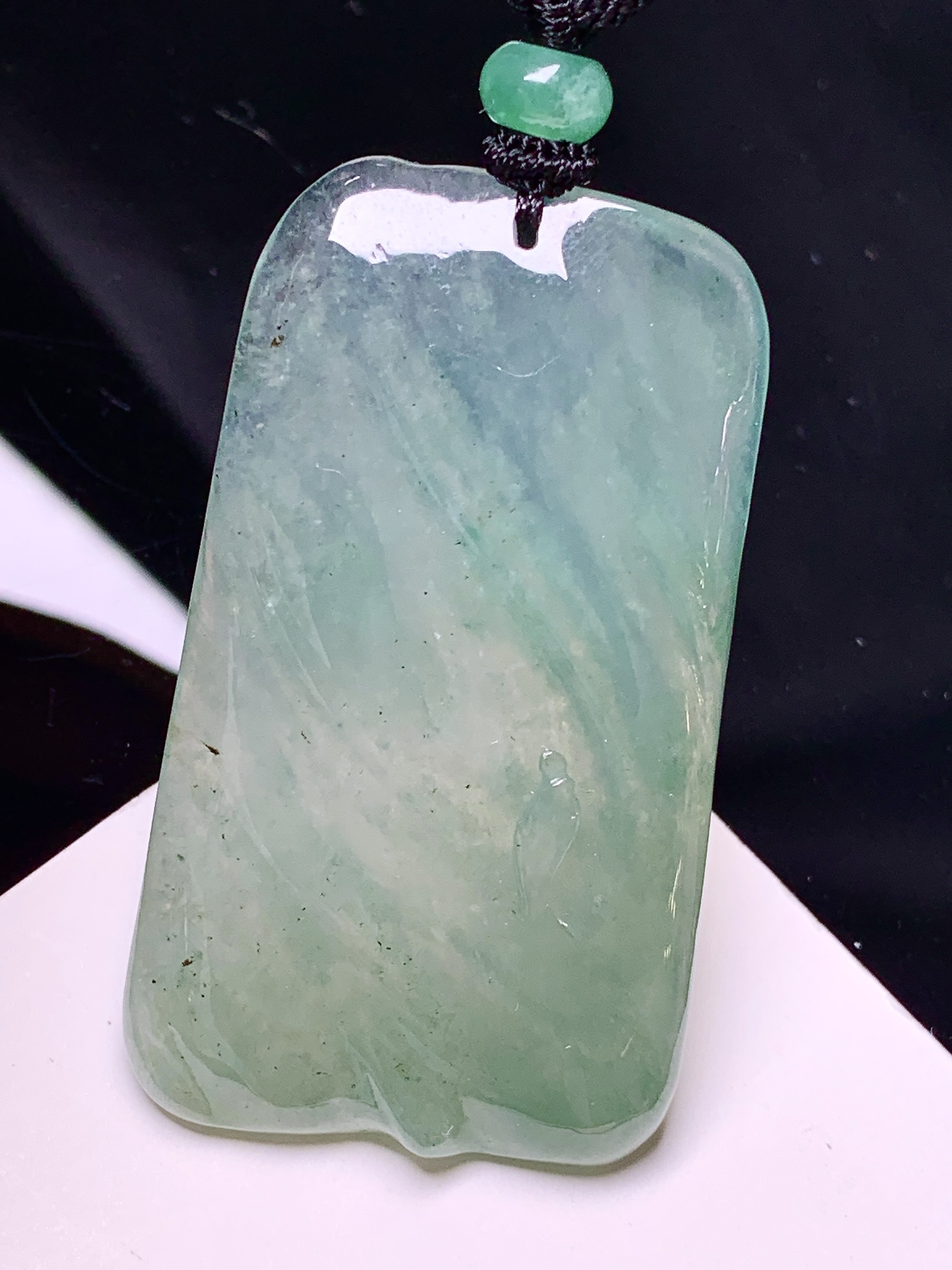 冰种飘绿素牌吊坠 玉质细腻 色泽艳丽清新 水润亮眼 整体尺寸50.6*29.5*4.2 L1