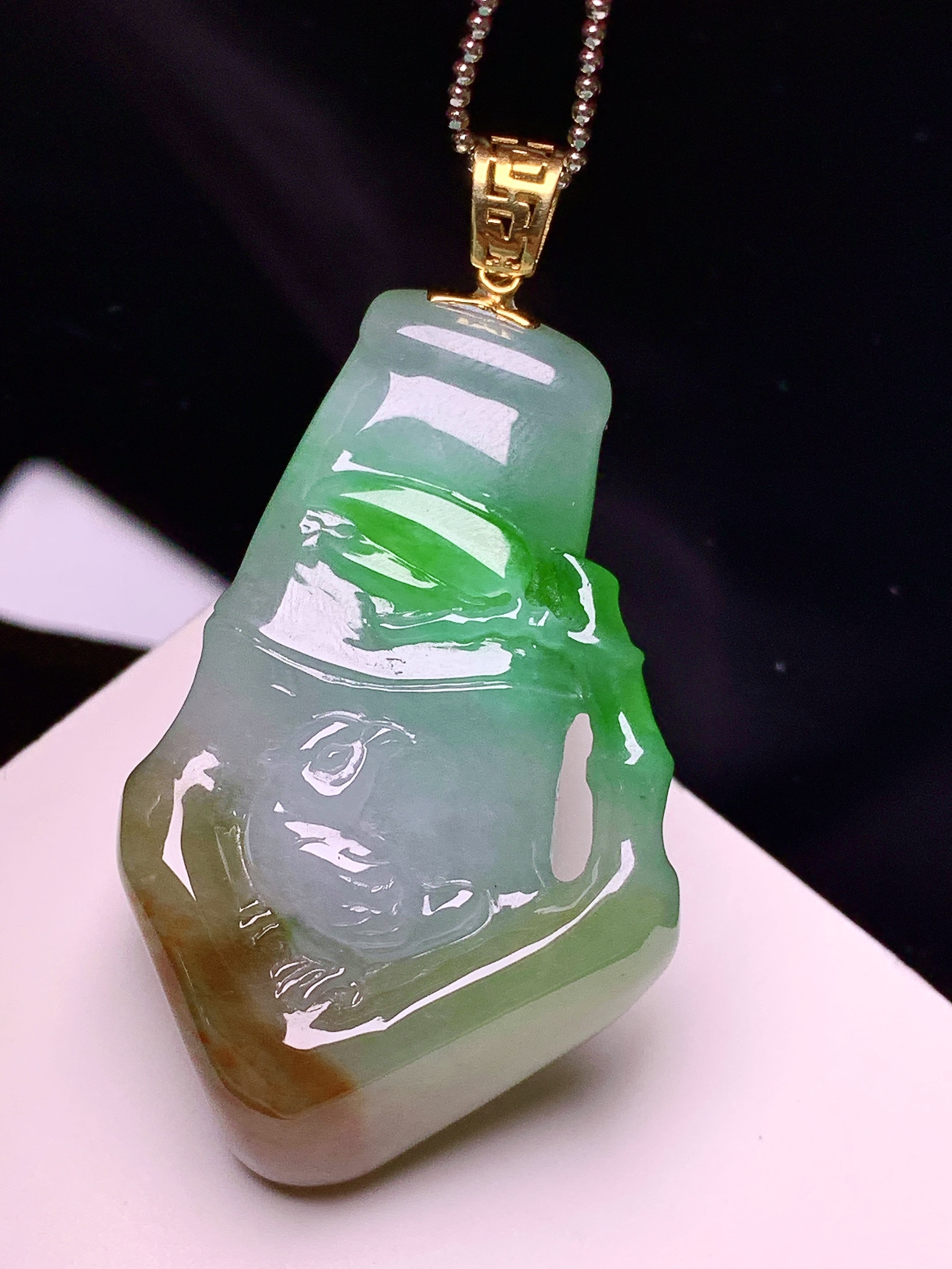 18k金镶嵌飘绿黄翡竹节吊坠 玉质细腻 色泽艳丽清新 水润亮眼 整体尺寸51*27.2*9.8 w1