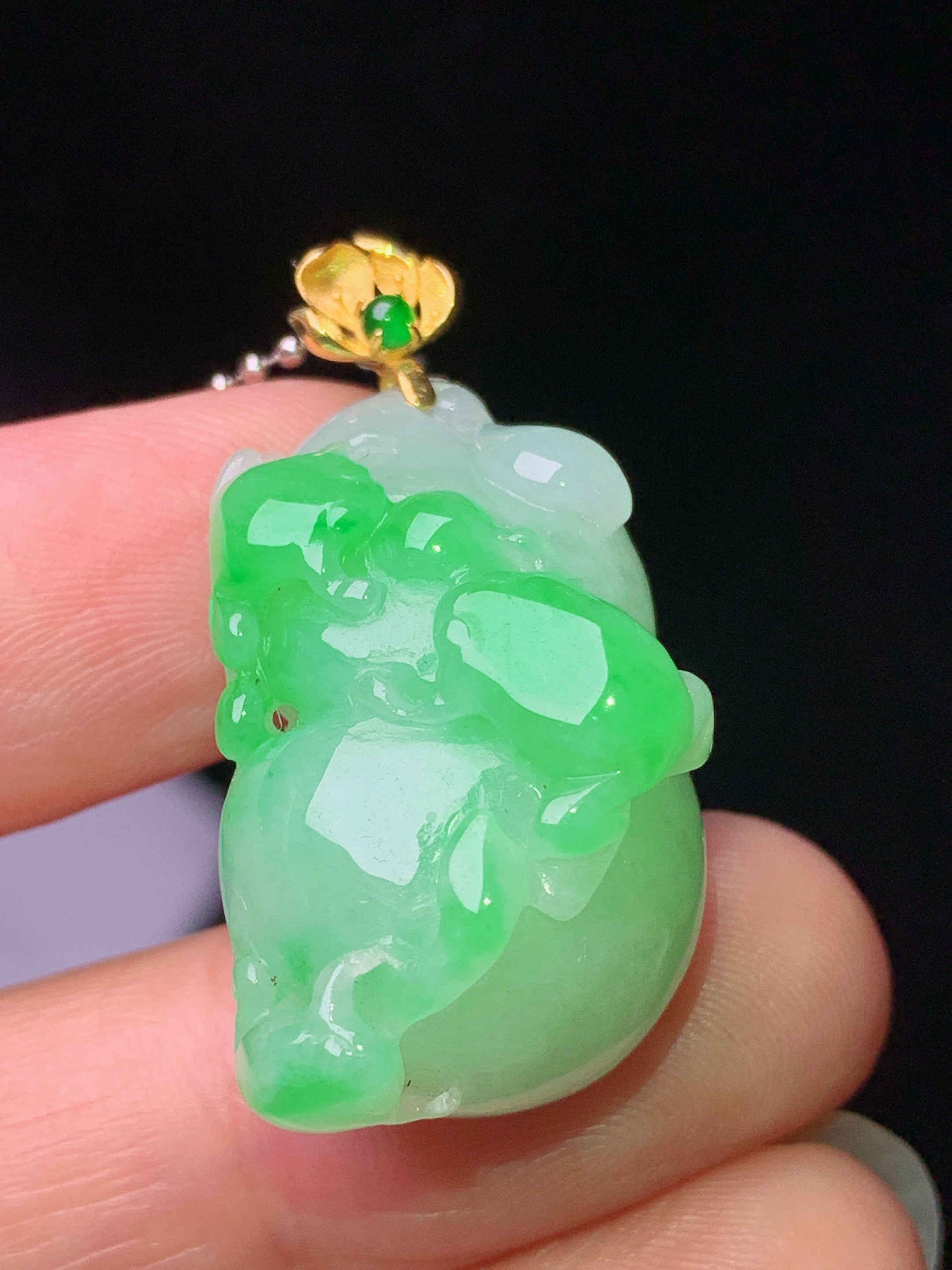 18k金镶嵌飘绿葫芦吊坠 玉质细腻 色泽艳丽清新 水润亮眼 整体尺寸34.5*17.5*15.8 e