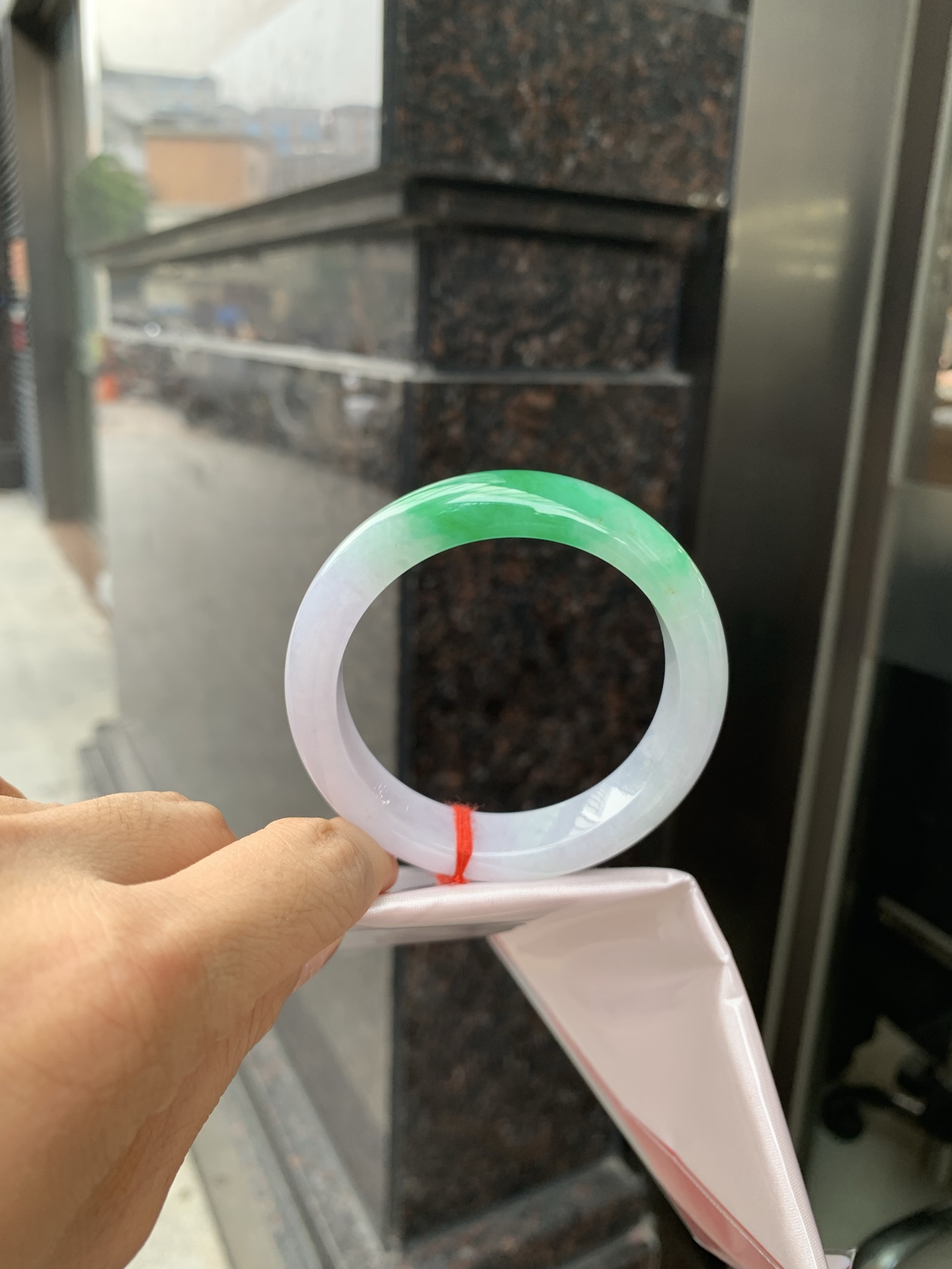 阳绿白底青正圈 51-8-12.3 0531-N864 打灯长纹，底妆冰润，半圈阳绿点缀腕间风华，干净纯净的底色上，一抹翠色肆意流淌，宛如春日里的繁华盛景