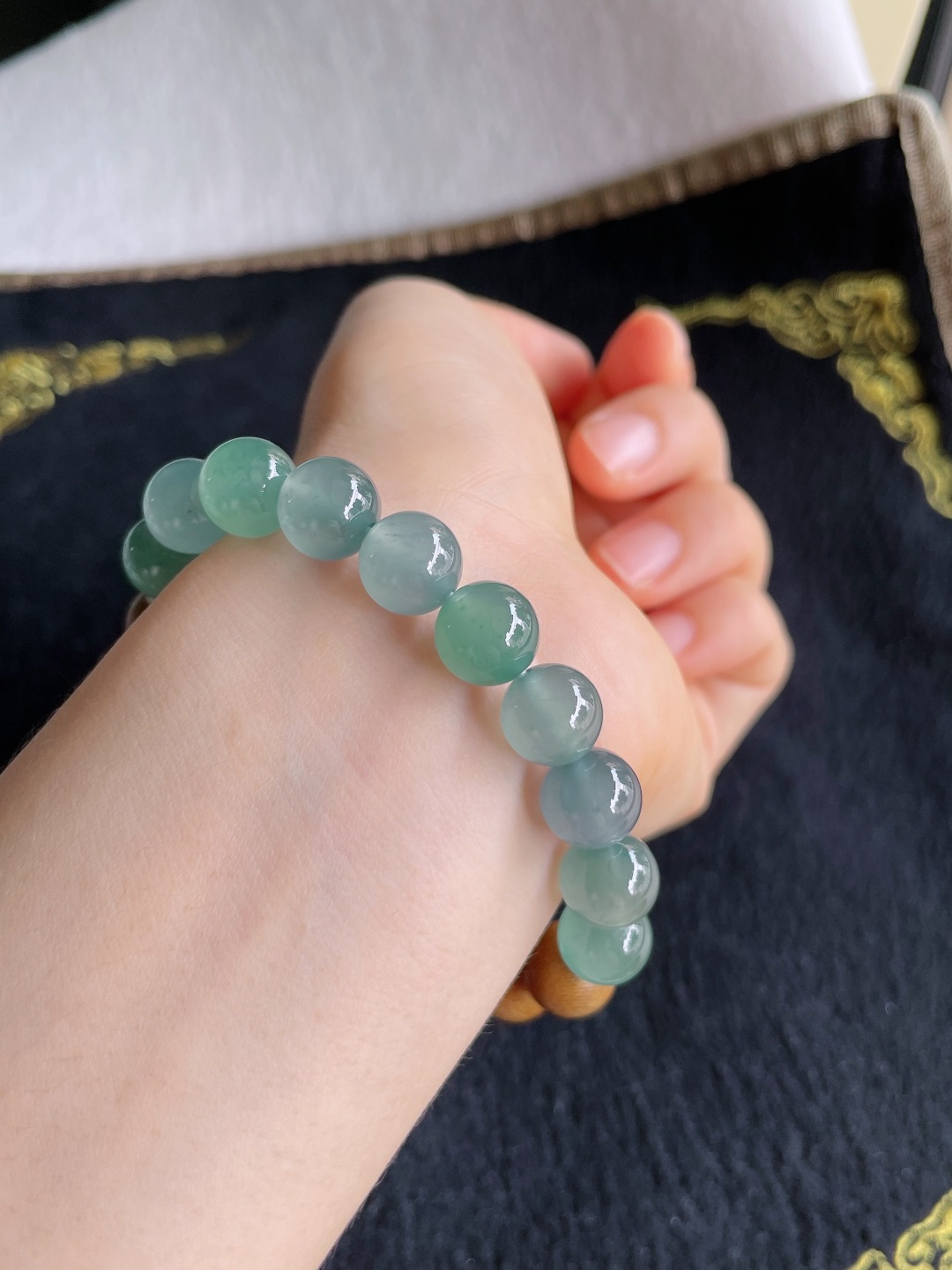 天然翡翠A货，冰多宝圆珠搭配沉香木手串，尺寸：9.8mm。【编3905】