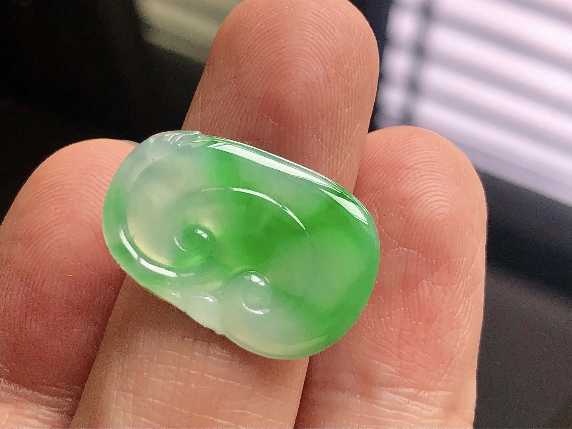️ 冰种阳绿如意， 色泽艳阳，通透水润，玉质细腻，夺目迷人，镶嵌效果，品相，无裂，尺寸23.1*1