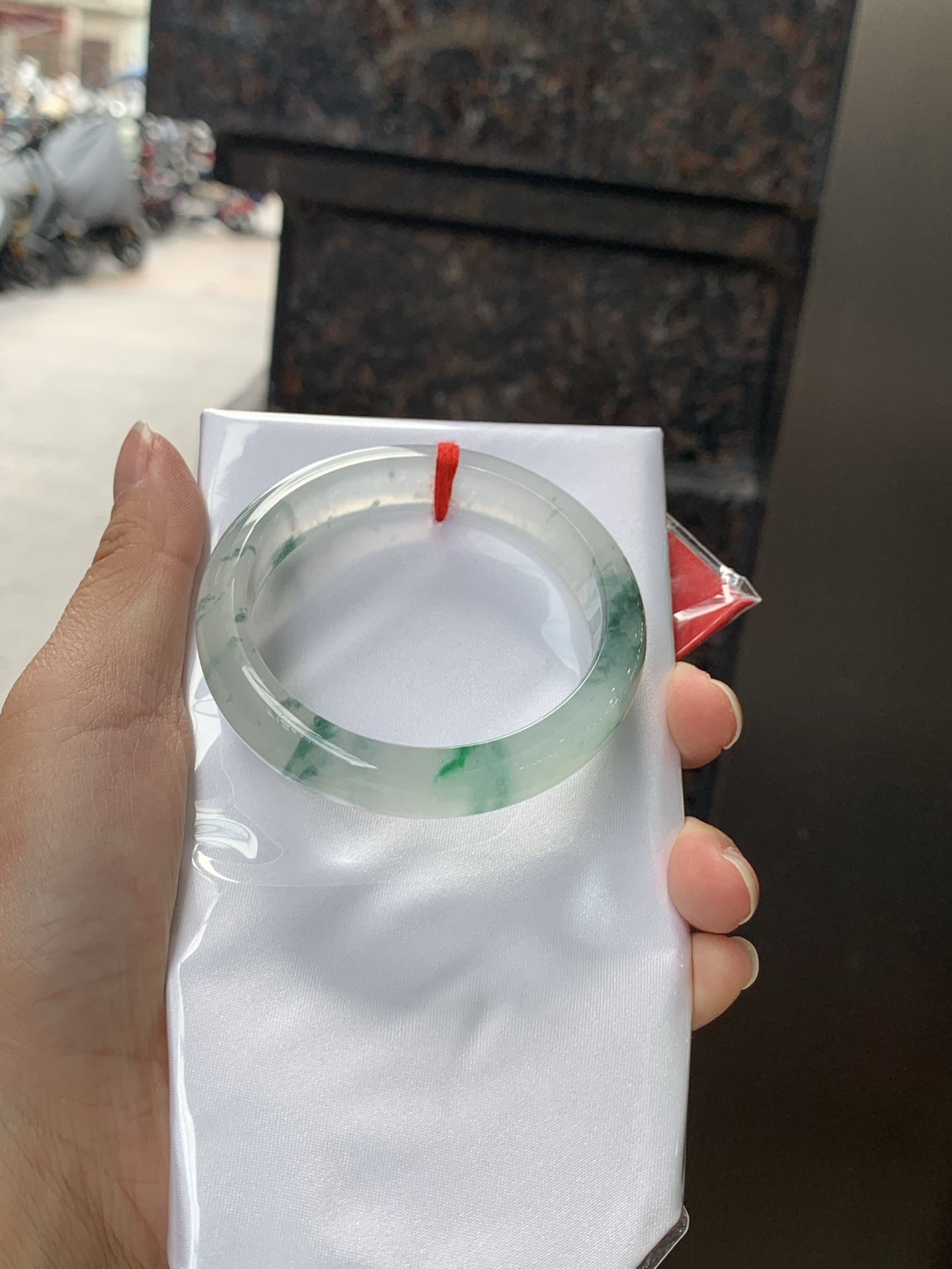 冰飘花正圈 0531-N870 打灯纹裂。底妆冰透起光，蓝花灵动飘逸，勾勒出一幅唯美诗意的山水意境画，古典优雅又秀气
