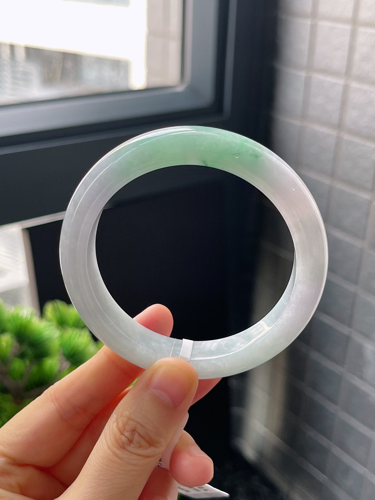 正圈56.2圈口，翡翠糯化种淡绿色手镯