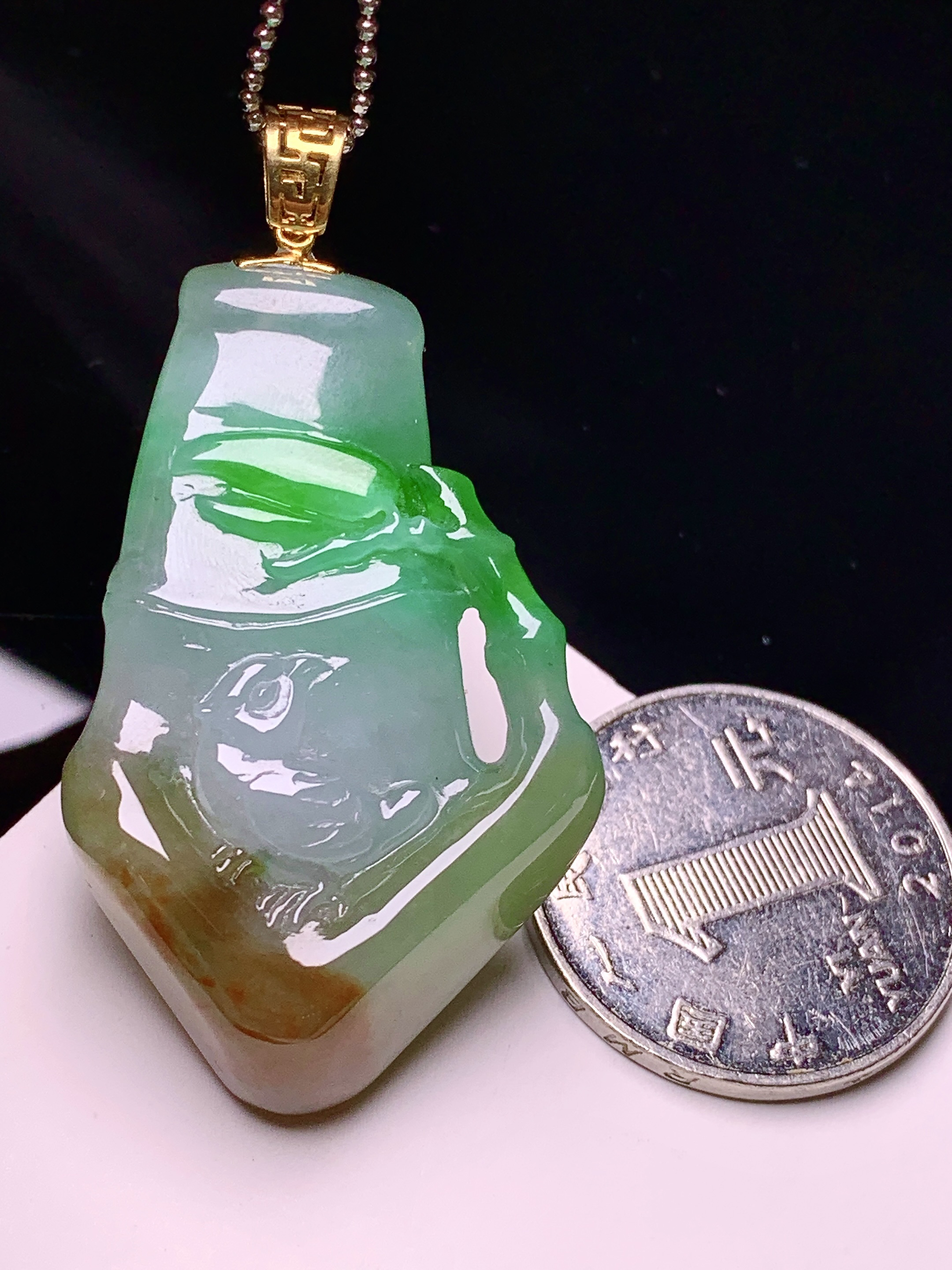 18k金镶嵌飘绿黄翡竹节吊坠 玉质细腻 色泽艳丽清新 水润亮眼 整体尺寸51*27.2*9.8 w1