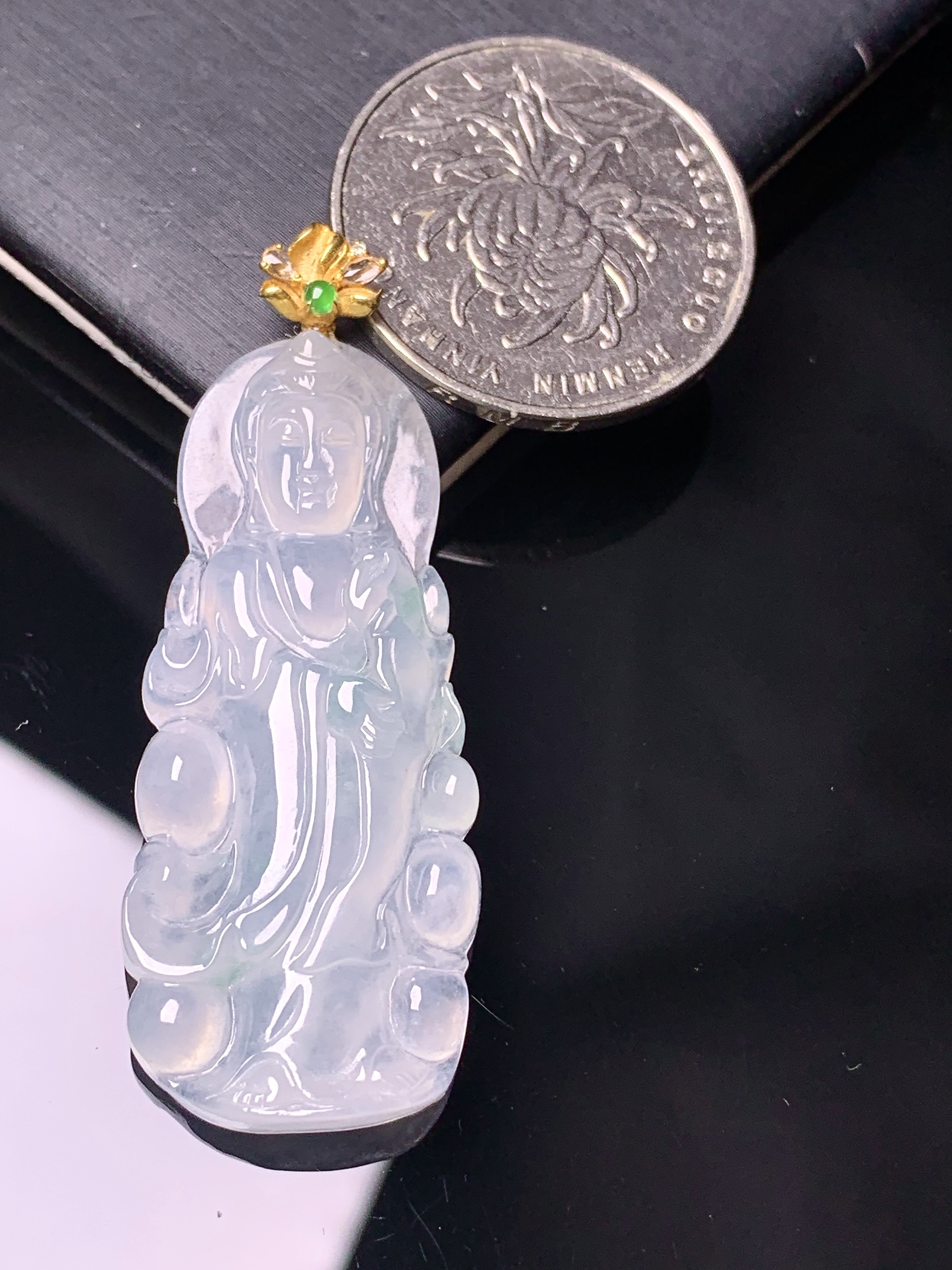 18k金镶嵌冰种观音菩萨吊坠 玉质细腻 色泽艳丽清新 水润亮眼 整体尺寸49*18*4.5 yz