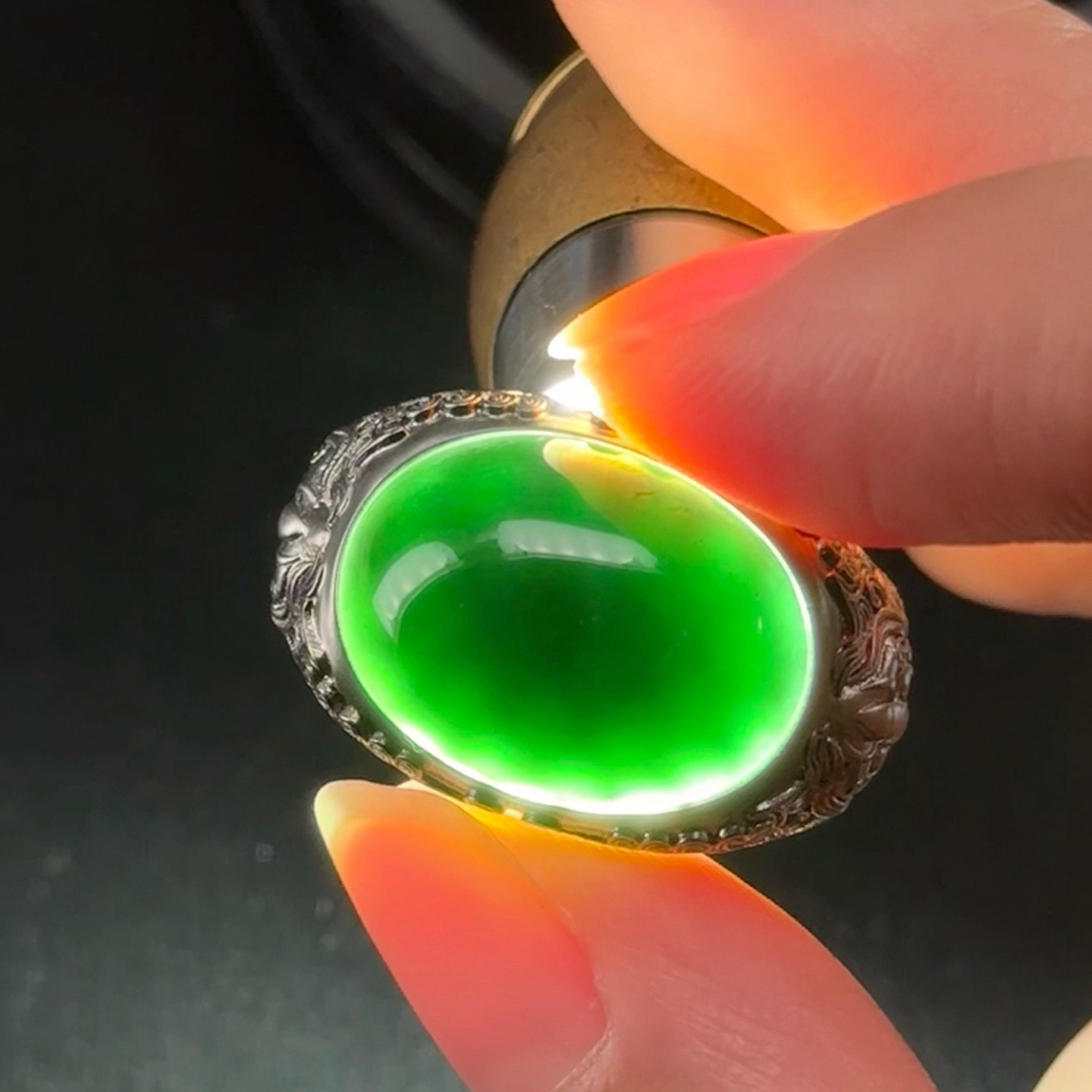 精品18k墨翠蛋面男戒 种好色正 黑度极好 打灯通透 尺寸18.5