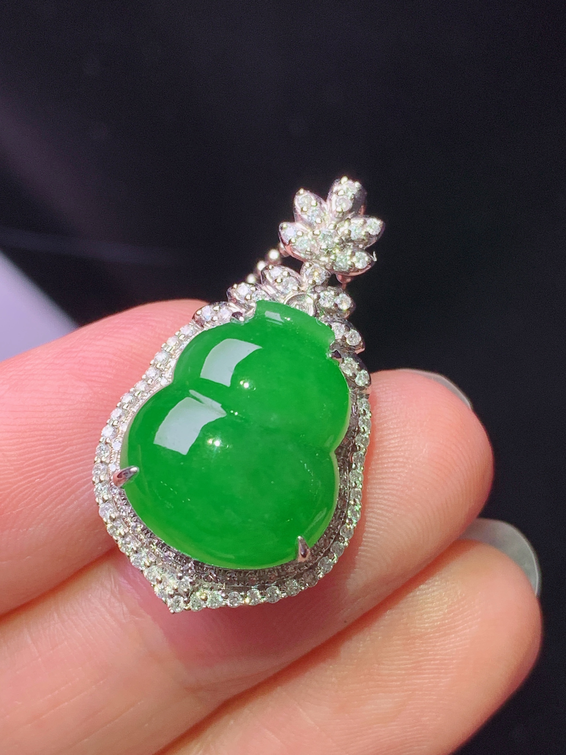 18k金钻镶嵌满绿葫芦吊坠 玉质细腻 色泽艳丽清新 水润亮眼 整体尺寸28.6*16*10.2 L2