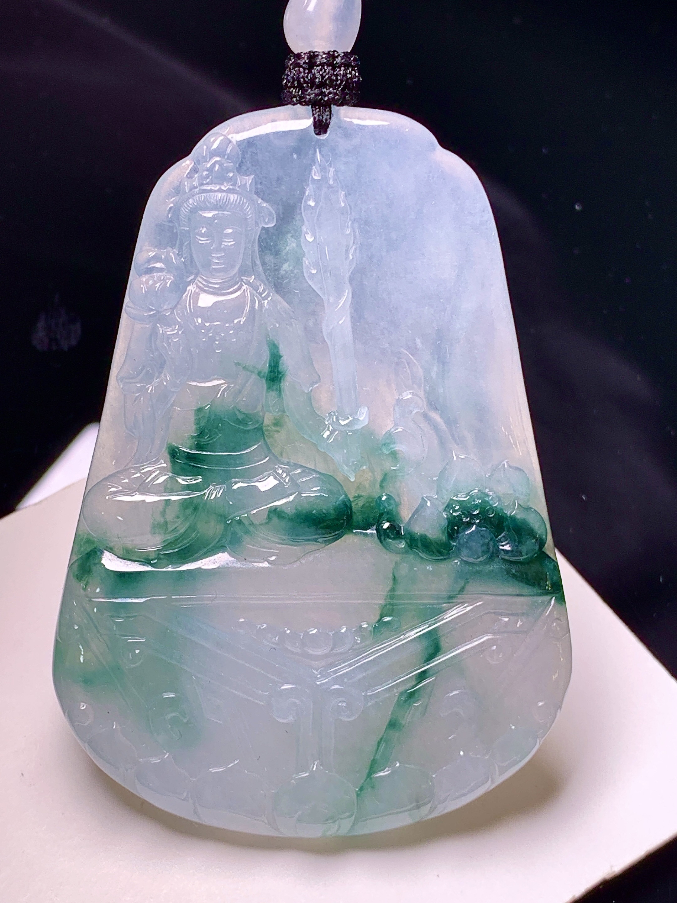 飘绿观音菩萨吊坠 玉质细腻 色泽艳丽清新 水润亮眼 整体尺寸65.5*46.7*5.8 a2