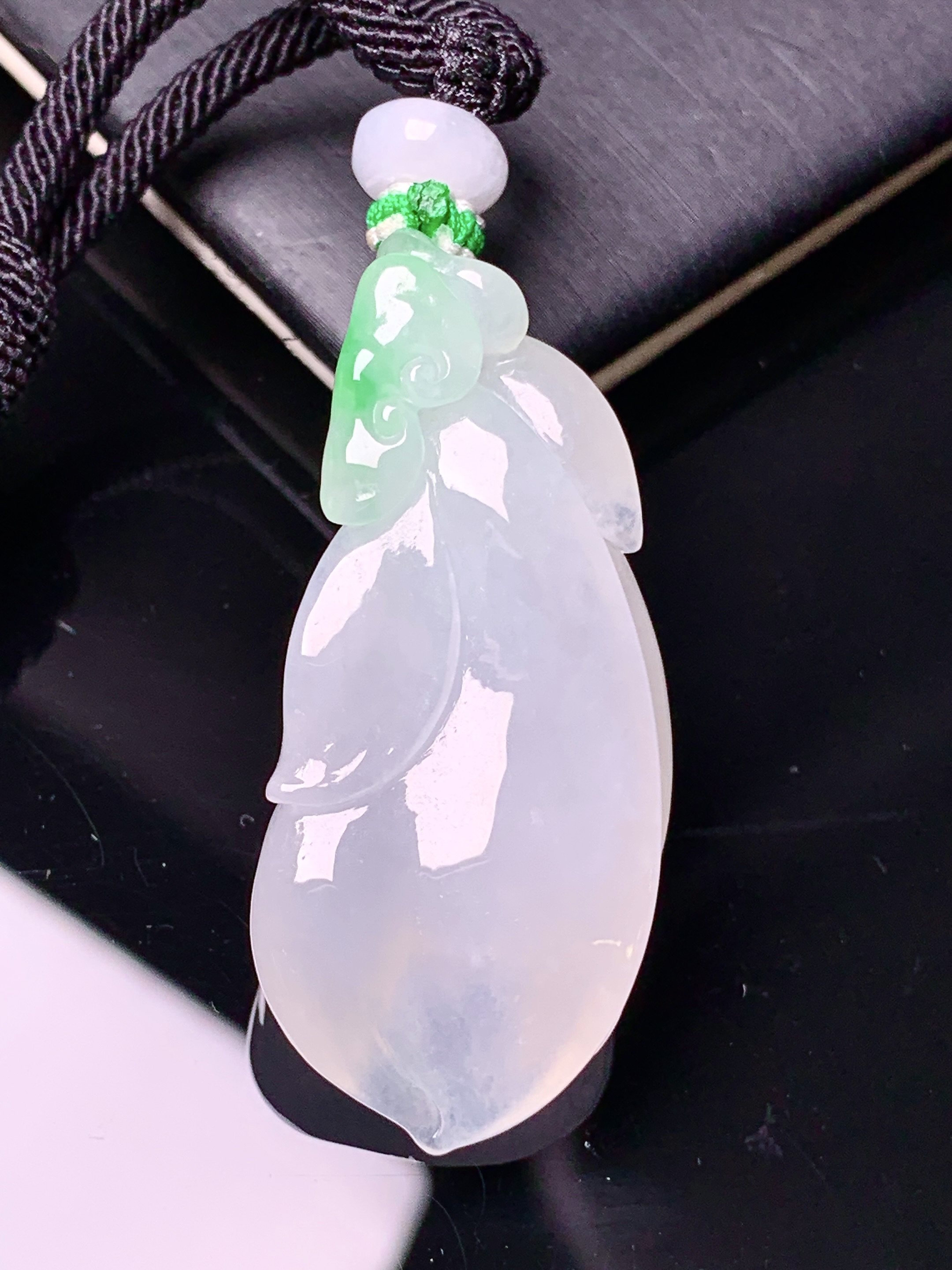 飘绿花蕾吊坠 玉质细腻 色泽艳丽清新 水润亮眼 整体尺寸42*18.2*17.6 a5
