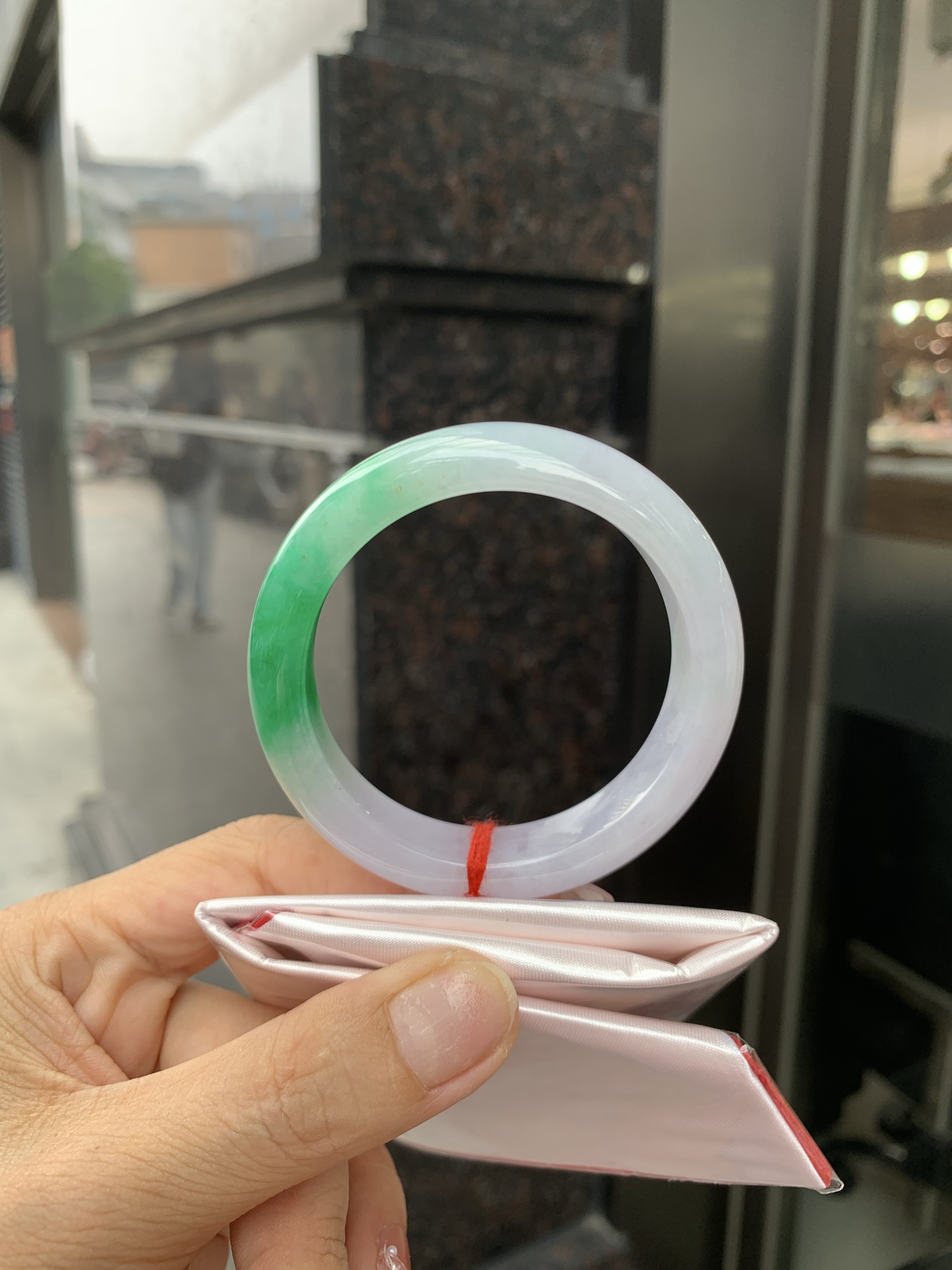 阳绿白底青正圈 51-8-12.3 0531-N864 打灯长纹，底妆冰润，半圈阳绿点缀腕间风华，干净纯净的底色上，一抹翠色肆意流淌，宛如春日里的繁华盛景
