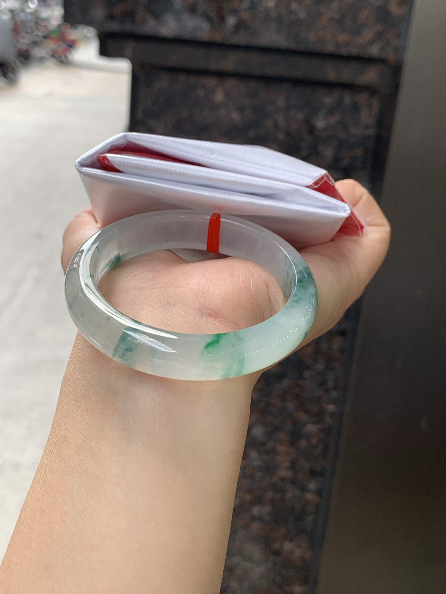 冰飘花正圈 0531-N870 打灯纹裂。底妆冰透起光，蓝花灵动飘逸，勾勒出一幅唯美诗意的山水意境画，古典优雅又秀气