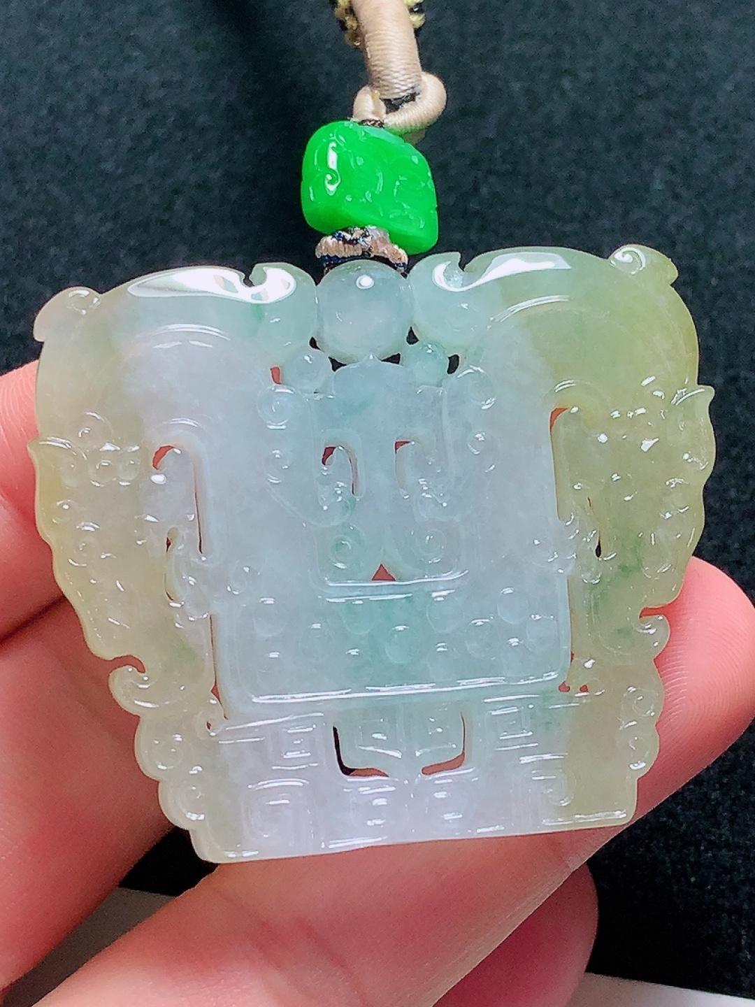 冰种飘黄翡博古牌子，种老水头好，又冰又润，饱满，尺寸：41/42.6/7.6mm