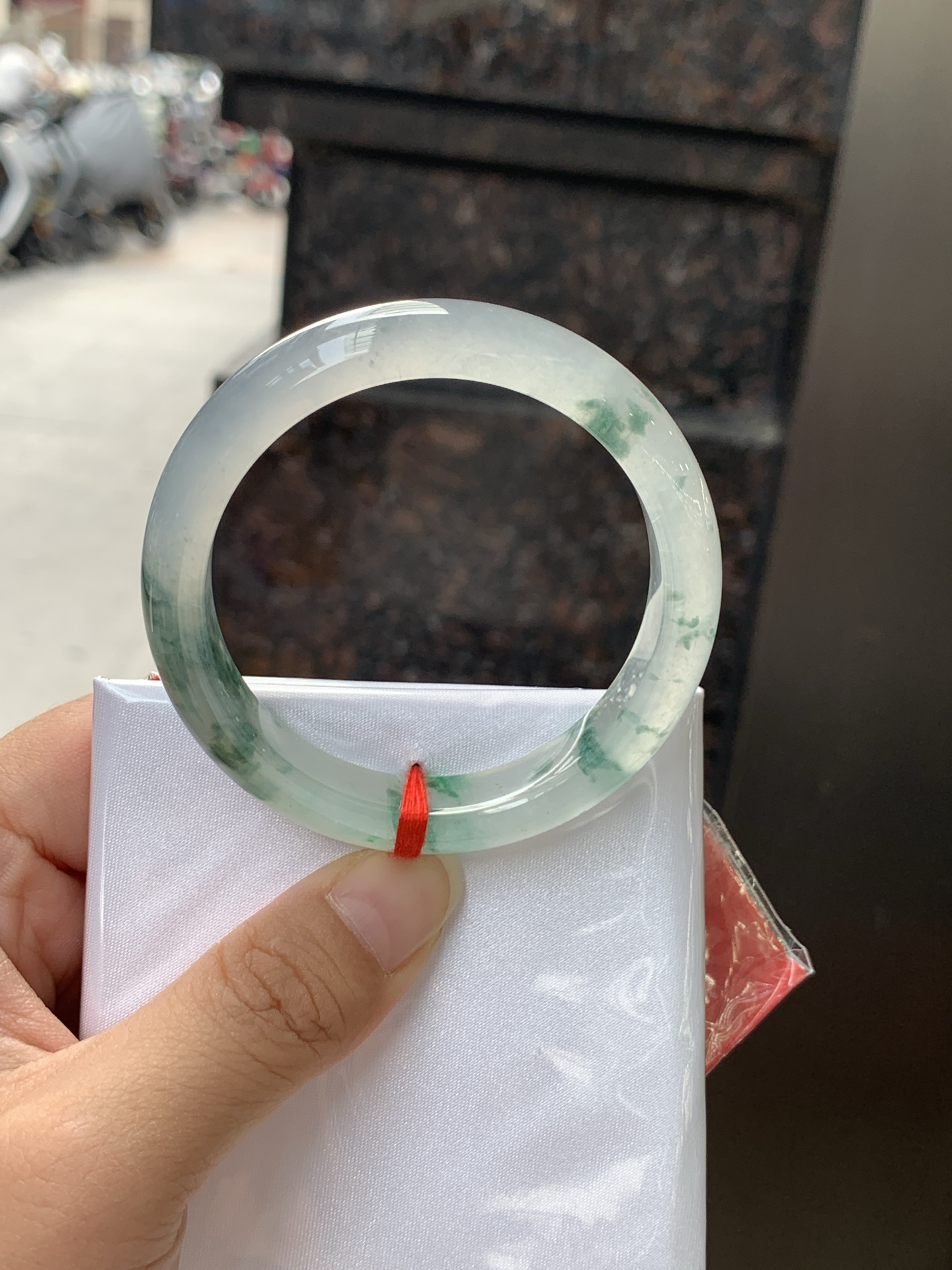 冰飘花正圈 0531-N870 打灯纹裂。底妆冰透起光，蓝花灵动飘逸，勾勒出一幅唯美诗意的山水意境画，古典优雅又秀气