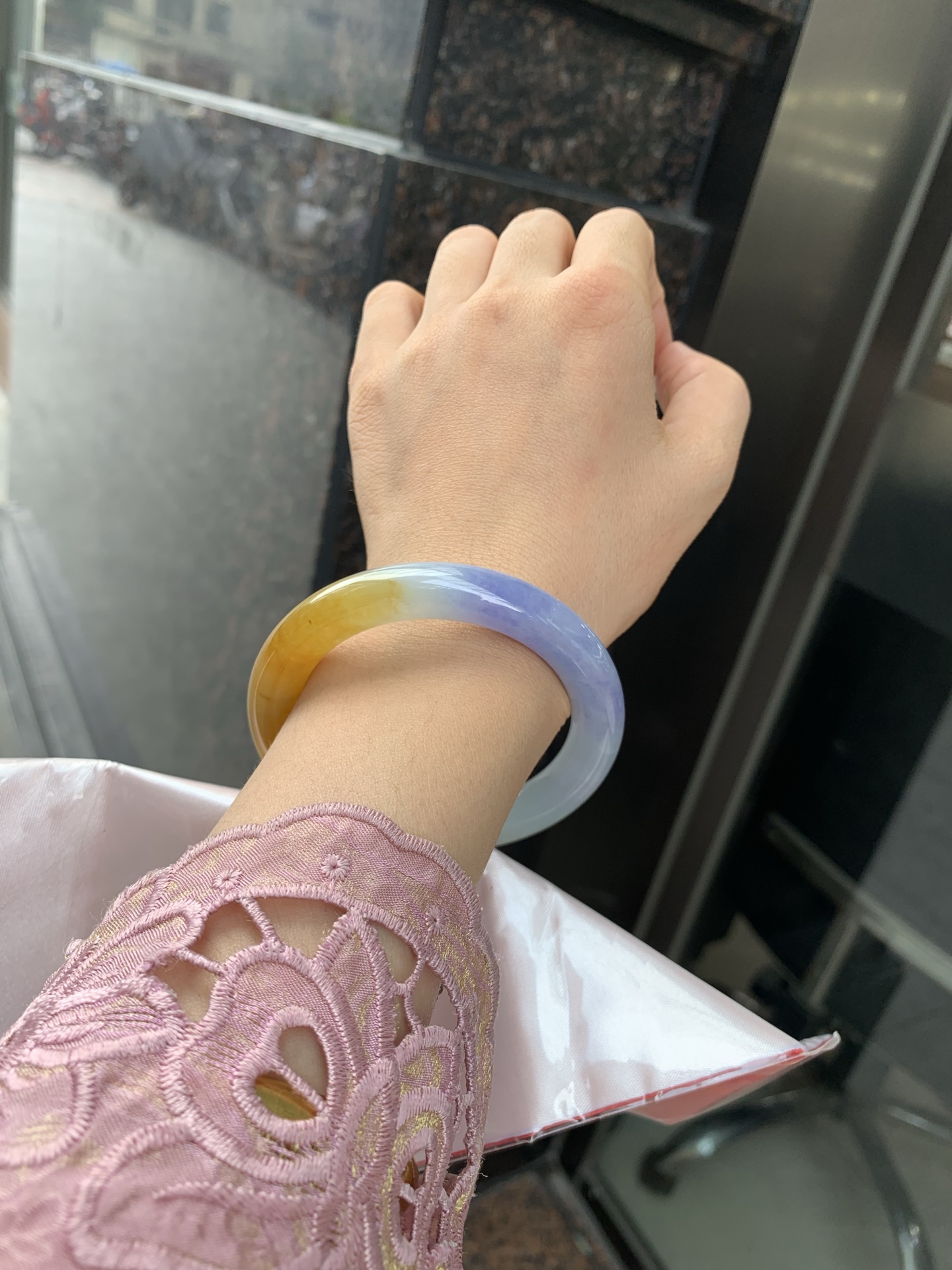 黄加紫福禄圆条 0531-N869 打灯多处细纹，底妆水润细腻，难得一见黄紫双彩福禄特色镯，一眼万年，如命定之约，携富贵之韵，在腕，心安，未来可期