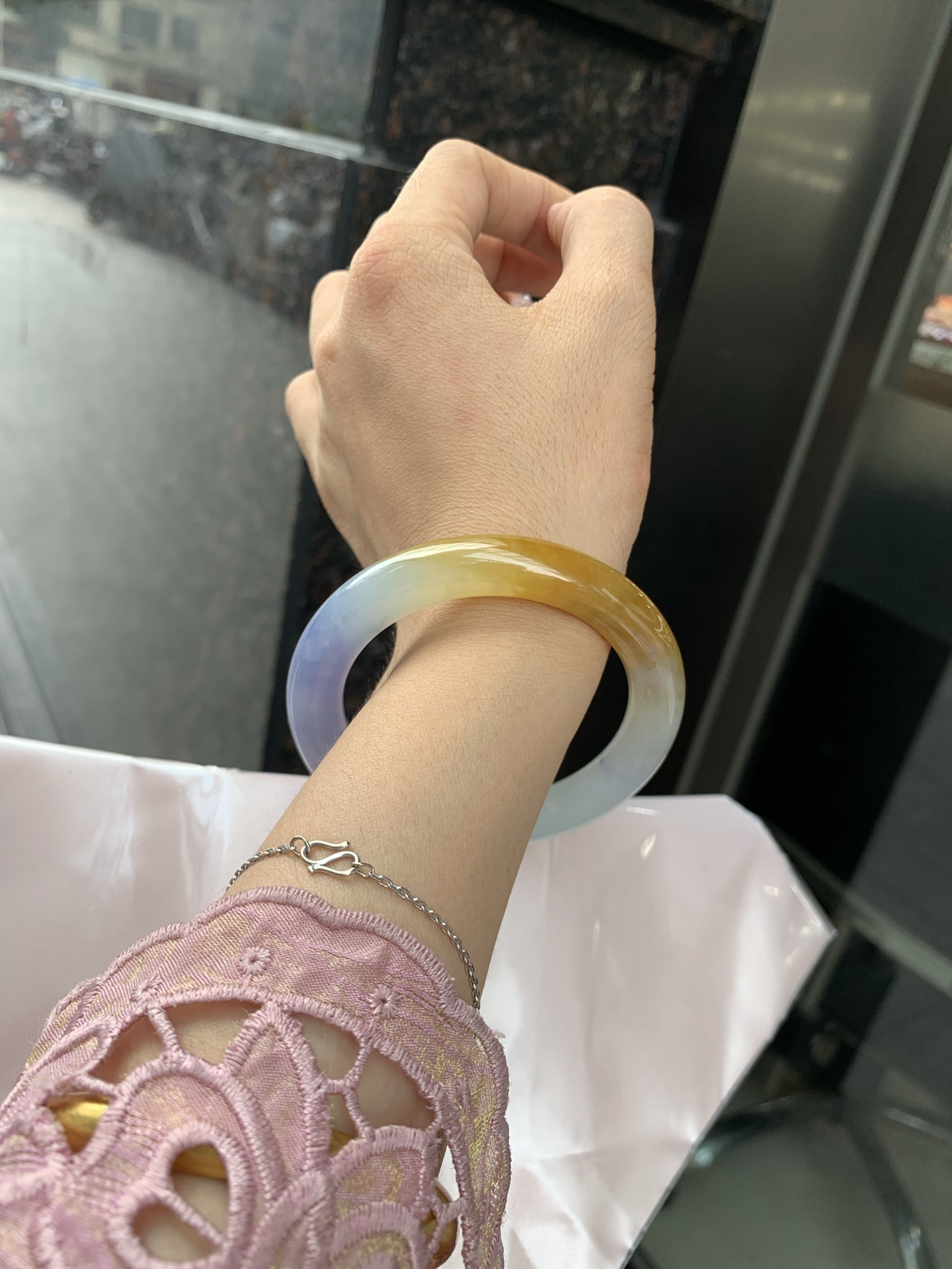 黄加紫福禄圆条 0531-N869 打灯多处细纹，底妆水润细腻，难得一见黄紫双彩福禄特色镯，一眼万年，如命定之约，携富贵之韵，在腕，心安，未来可期