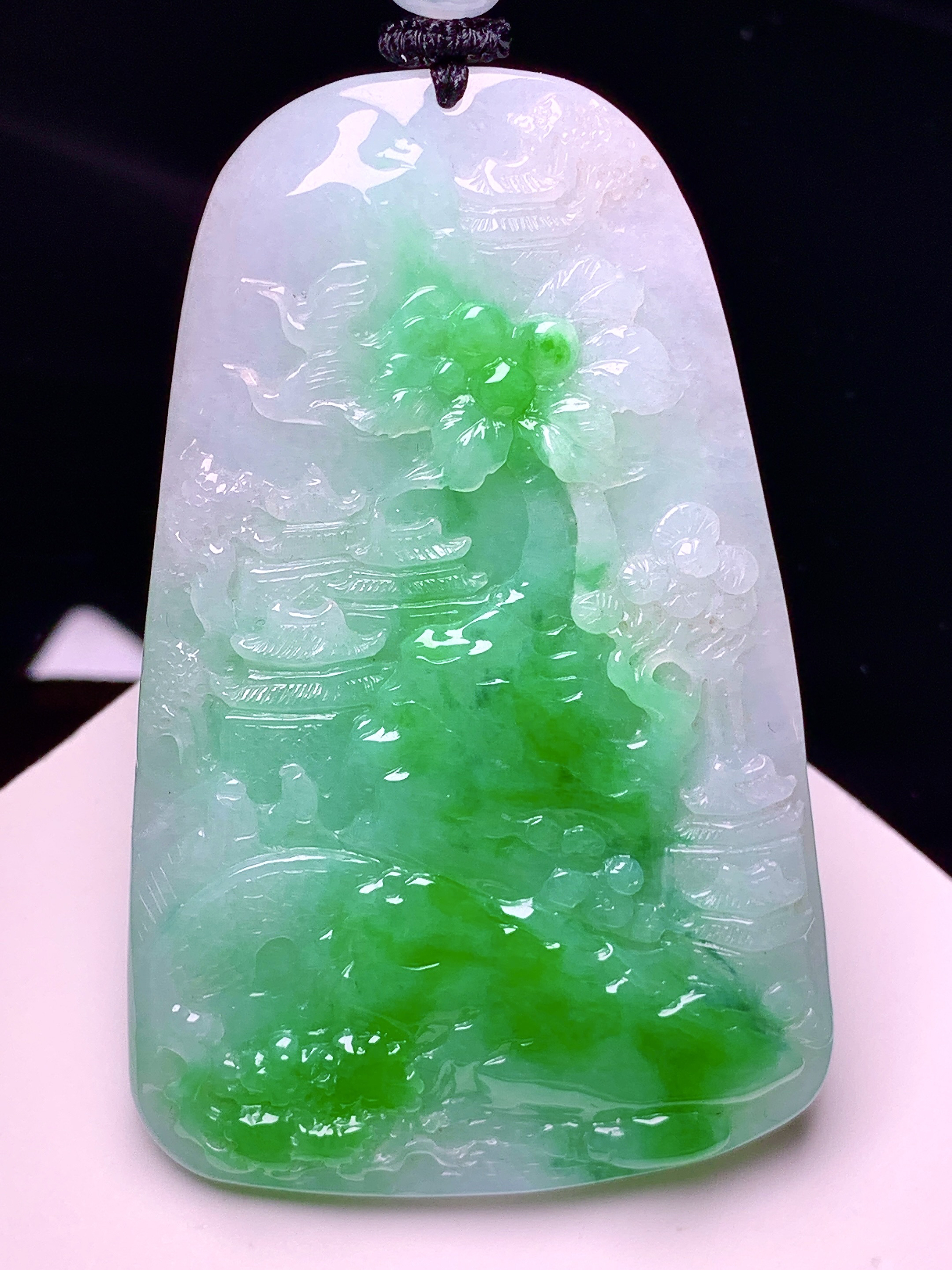 飘绿山水牌子吊坠 玉质细腻 色泽艳丽清新 水润亮眼 整体尺寸65.4*42*8.2 w1