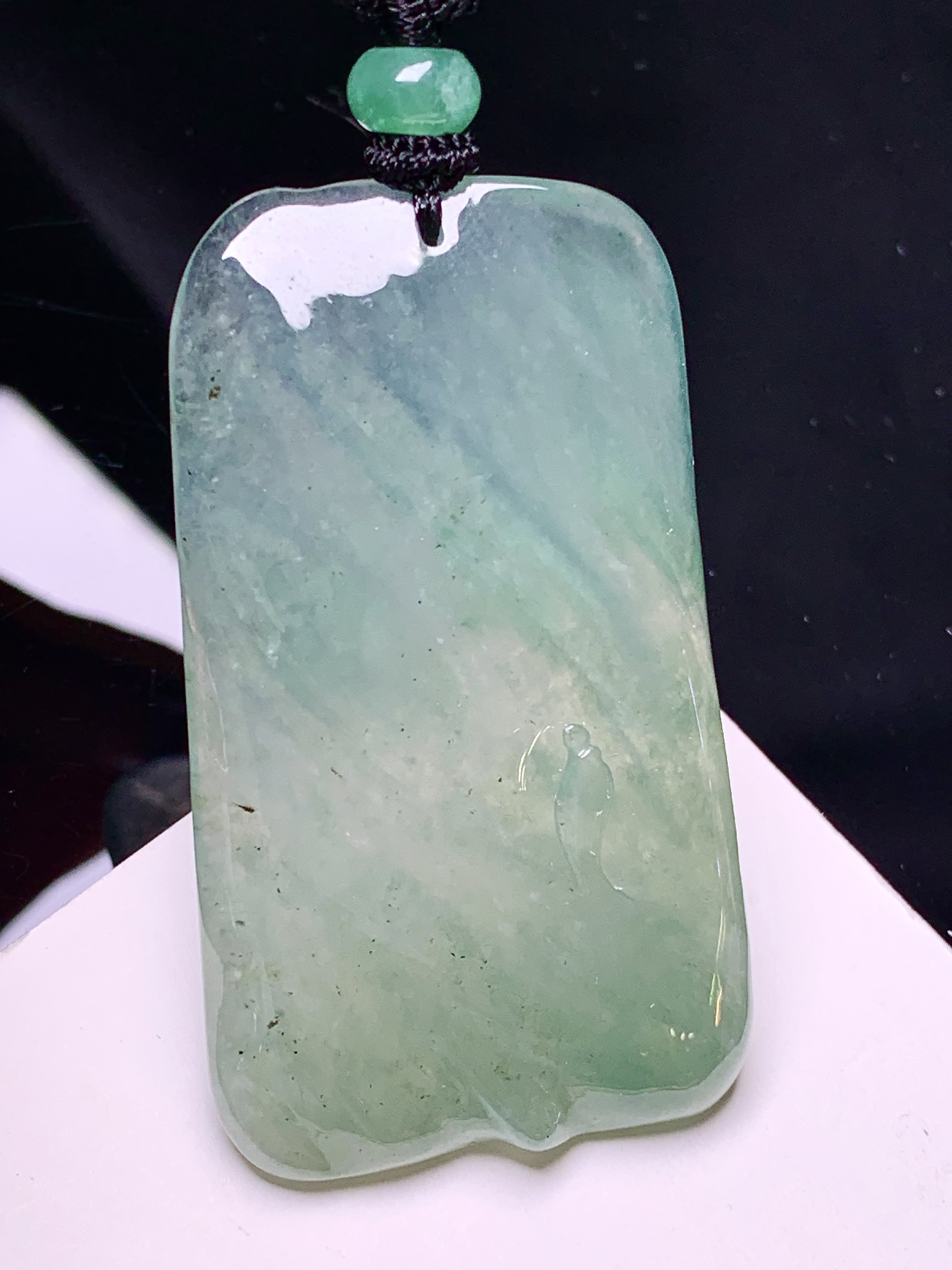 冰种飘绿素牌吊坠 玉质细腻 色泽艳丽清新 水润亮眼 整体尺寸50.6*29.5*4.2 L1