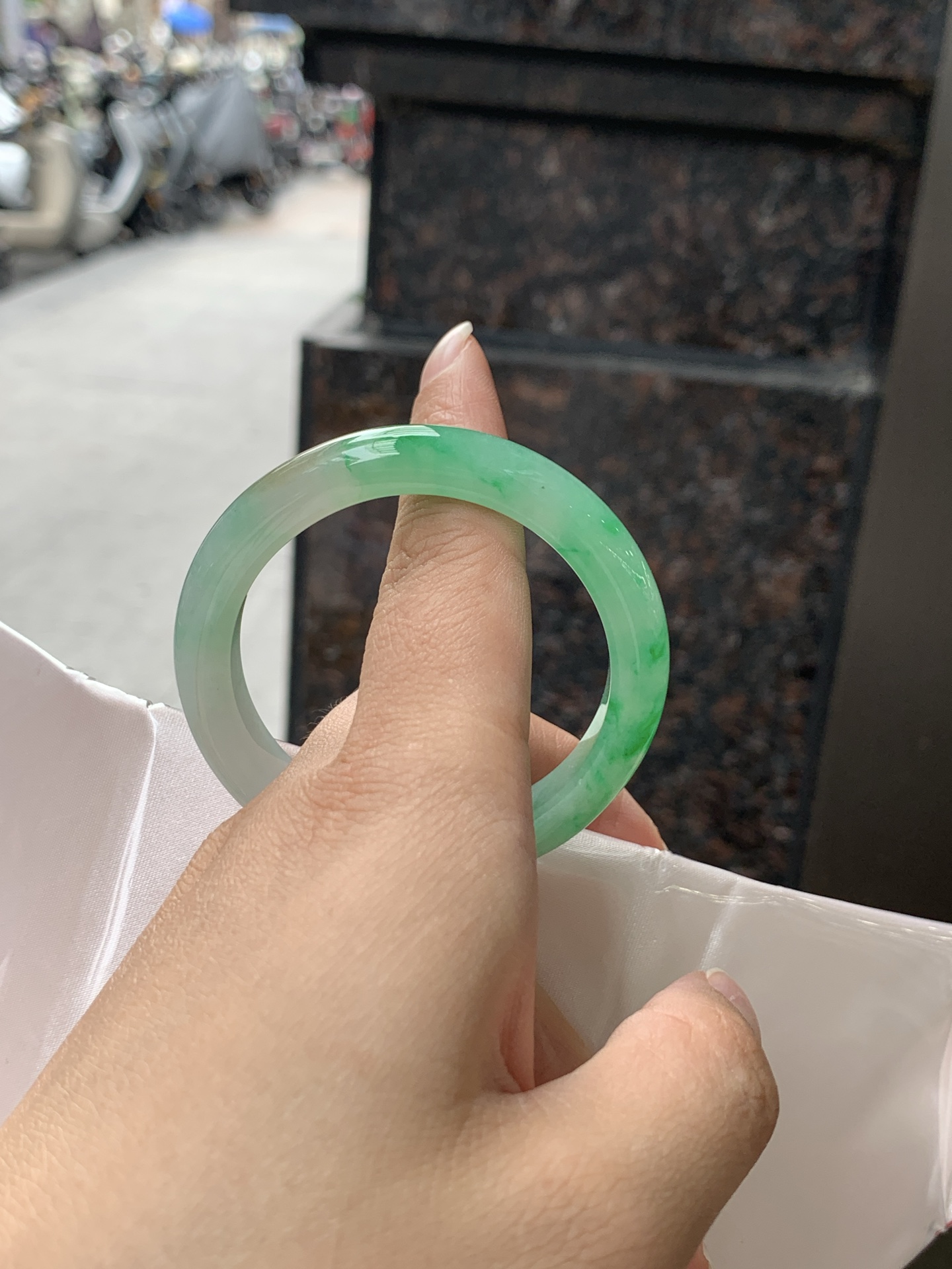 冰黄加绿正圈 0531-N857 打灯细纹，人间富贵黄加绿，它是翡翠中的代表，翡 为黄色，寓意财富，享尊贵，如同初升的太阳，散发着温暖的光芒，翠为绿色，似早春，如同春天的绿叶，充满生机与活力，恰似枯木逢春，象征着希望与繁荣。