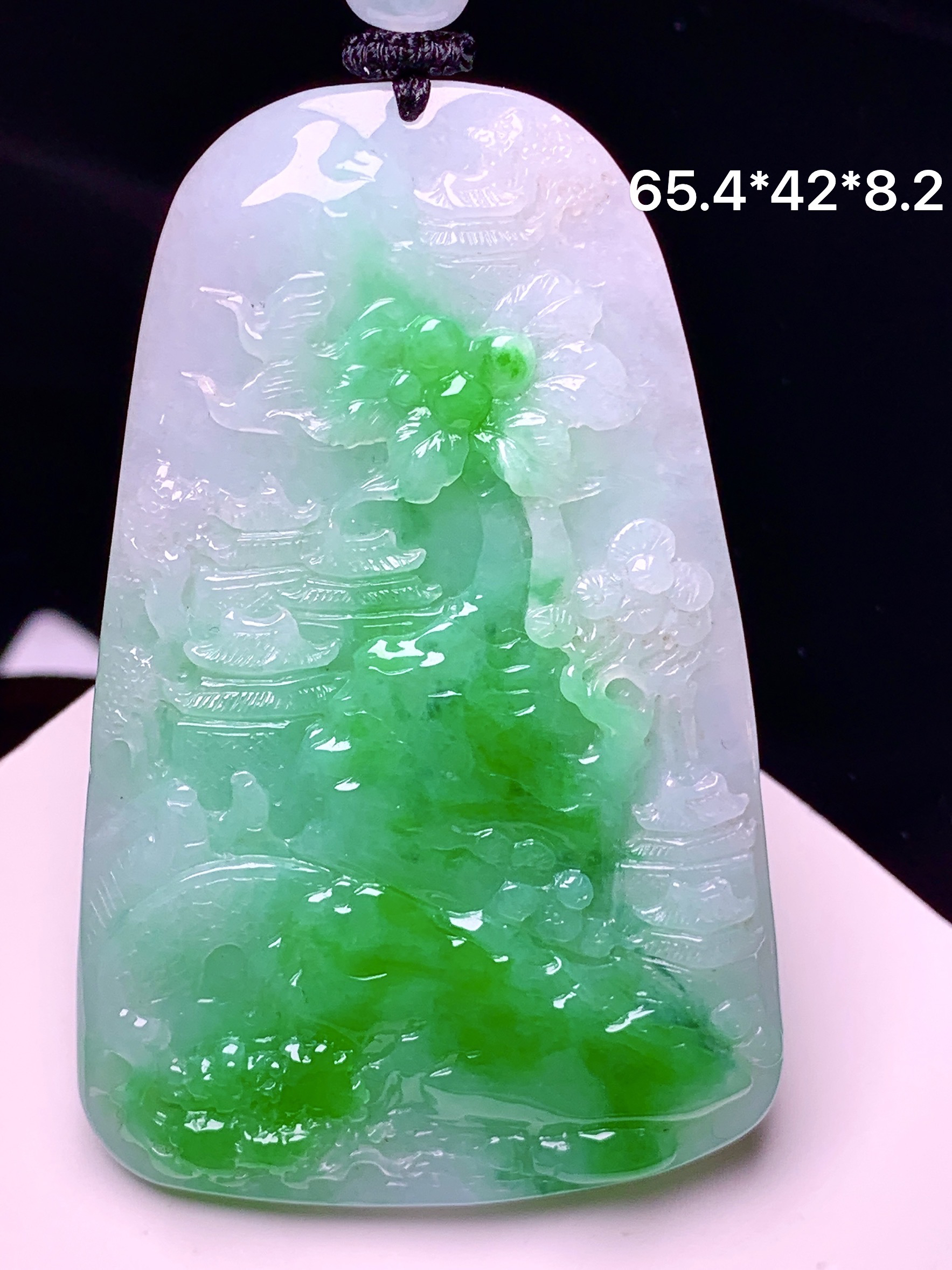 飘绿山水牌子吊坠 玉质细腻 色泽艳丽清新 水润亮眼 整体尺寸65.4*42*8.2 w1