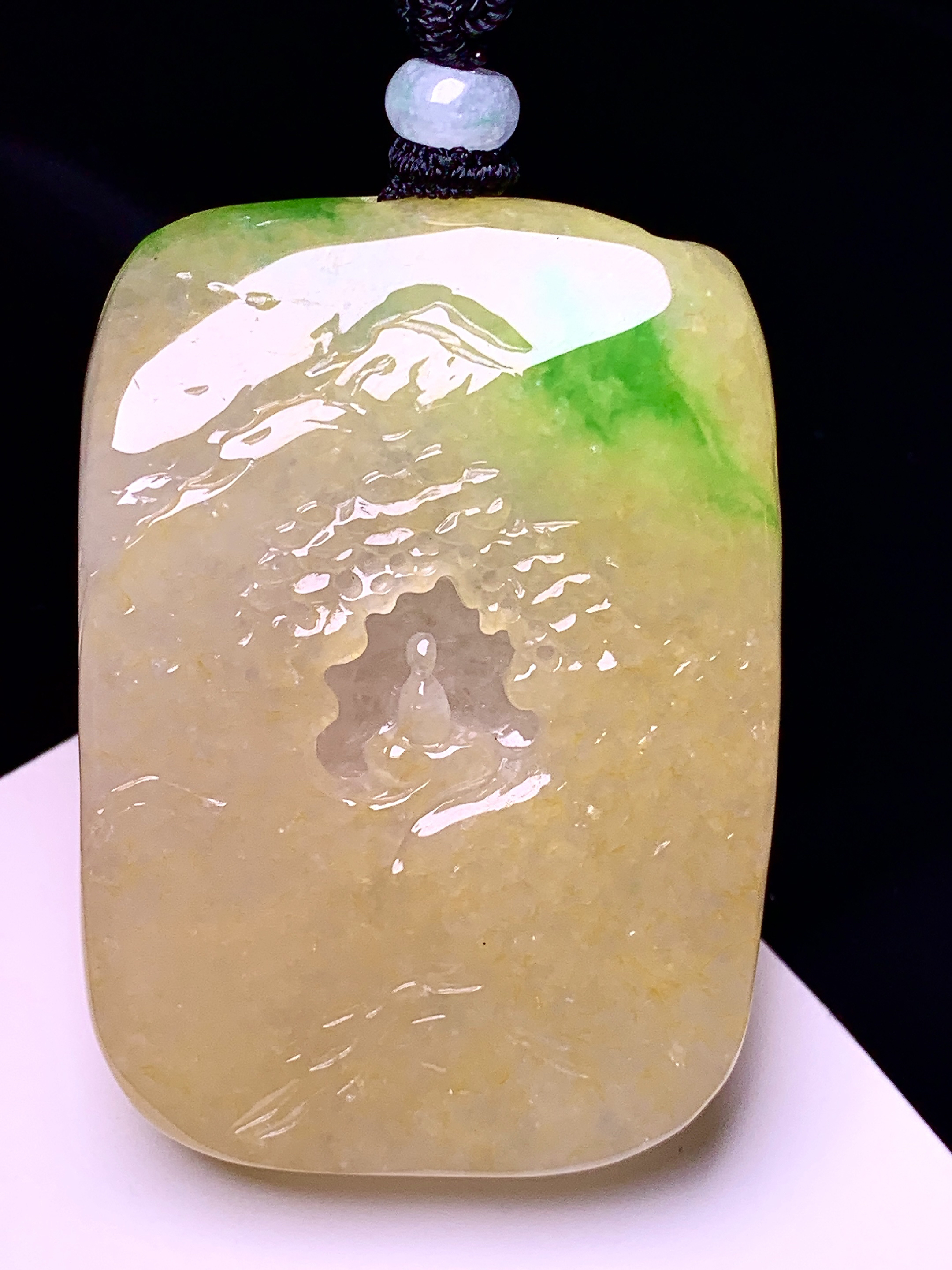 黄翡飘绿悟道牌吊坠 玉质细腻 色泽艳丽清新 水润亮眼 整体尺寸52.6*37.2*11.8 w1