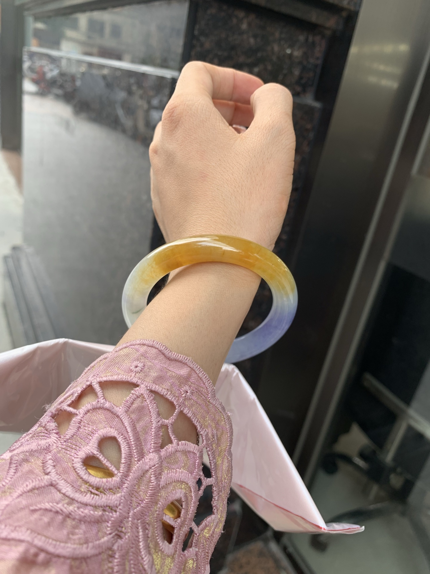 黄加紫福禄圆条 0531-N869 打灯多处细纹，底妆水润细腻，难得一见黄紫双彩福禄特色镯，一眼万年，如命定之约，携富贵之韵，在腕，心安，未来可期
