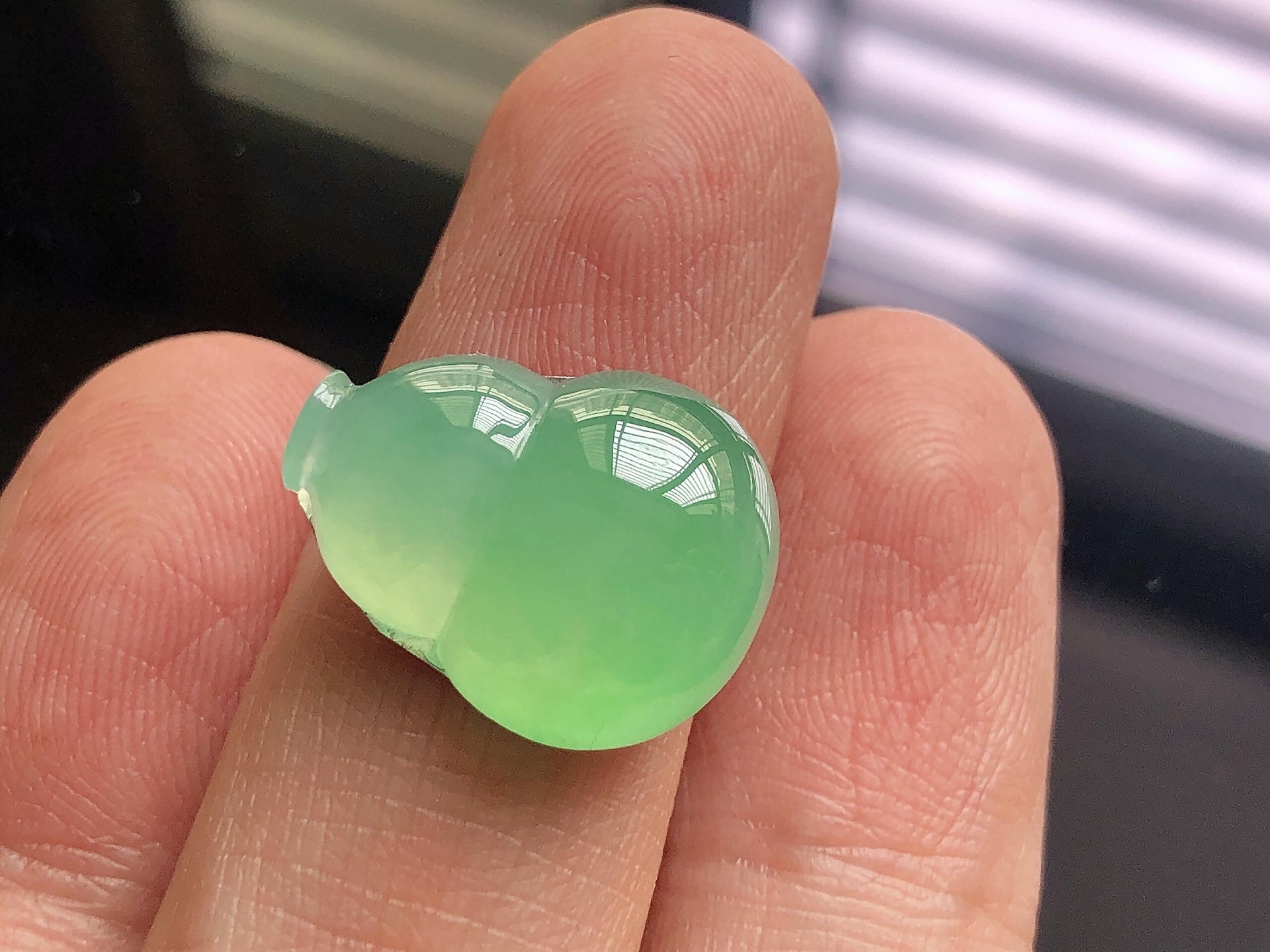 ️ 冰种阳绿葫芦，色泽艳阳，通透水润，玉质细腻，夺目迷人，镶嵌效果，品相，无裂，尺寸18.1*14.3*8
