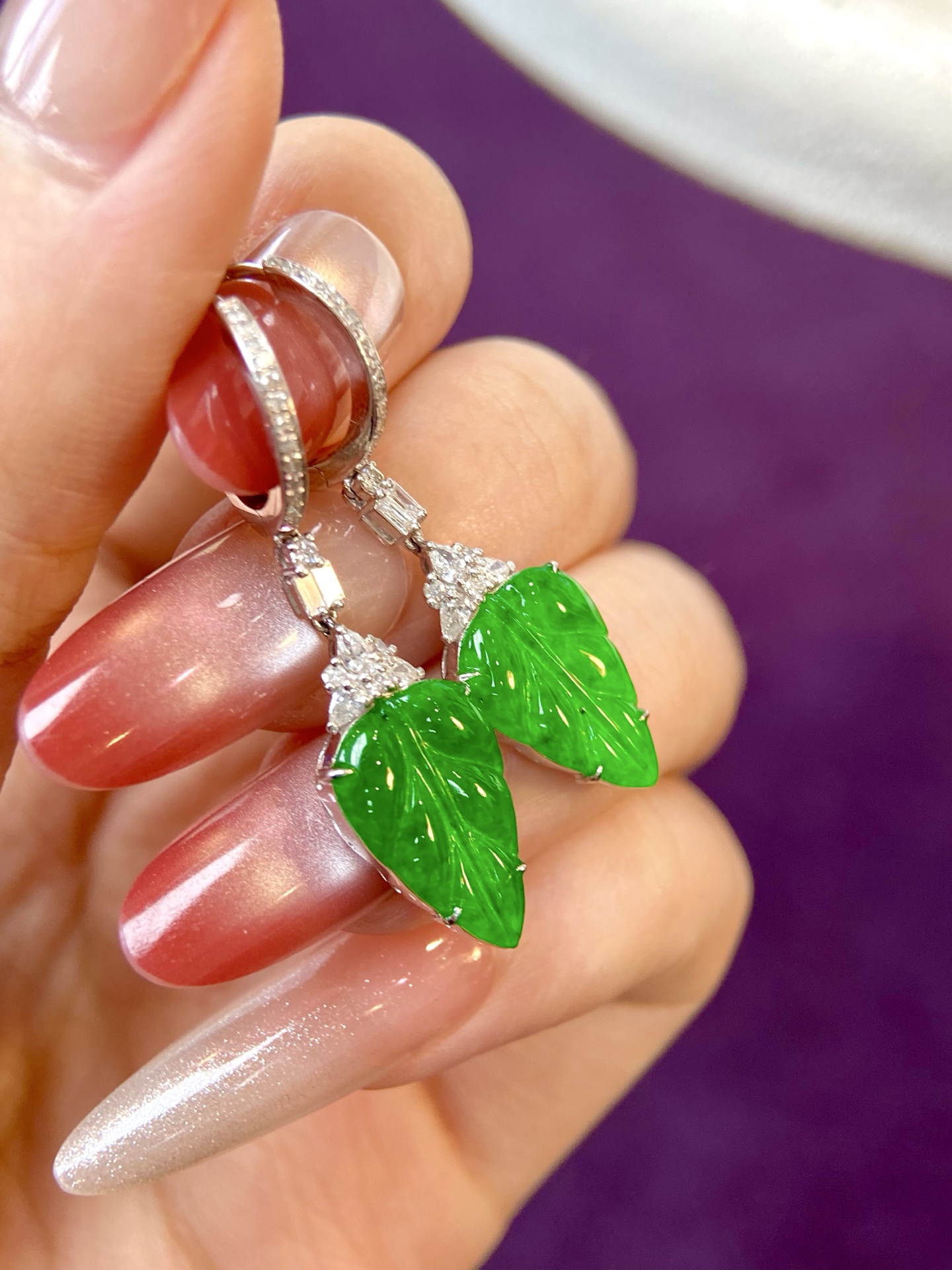 冰种辣绿树叶耳坠，色浓郁，显眼的尺寸，上身存在感很强，非常修饰脸型 简约大气：36.9-9.9-6.4，裸石：14.6-9.9-2.5mm，无裂