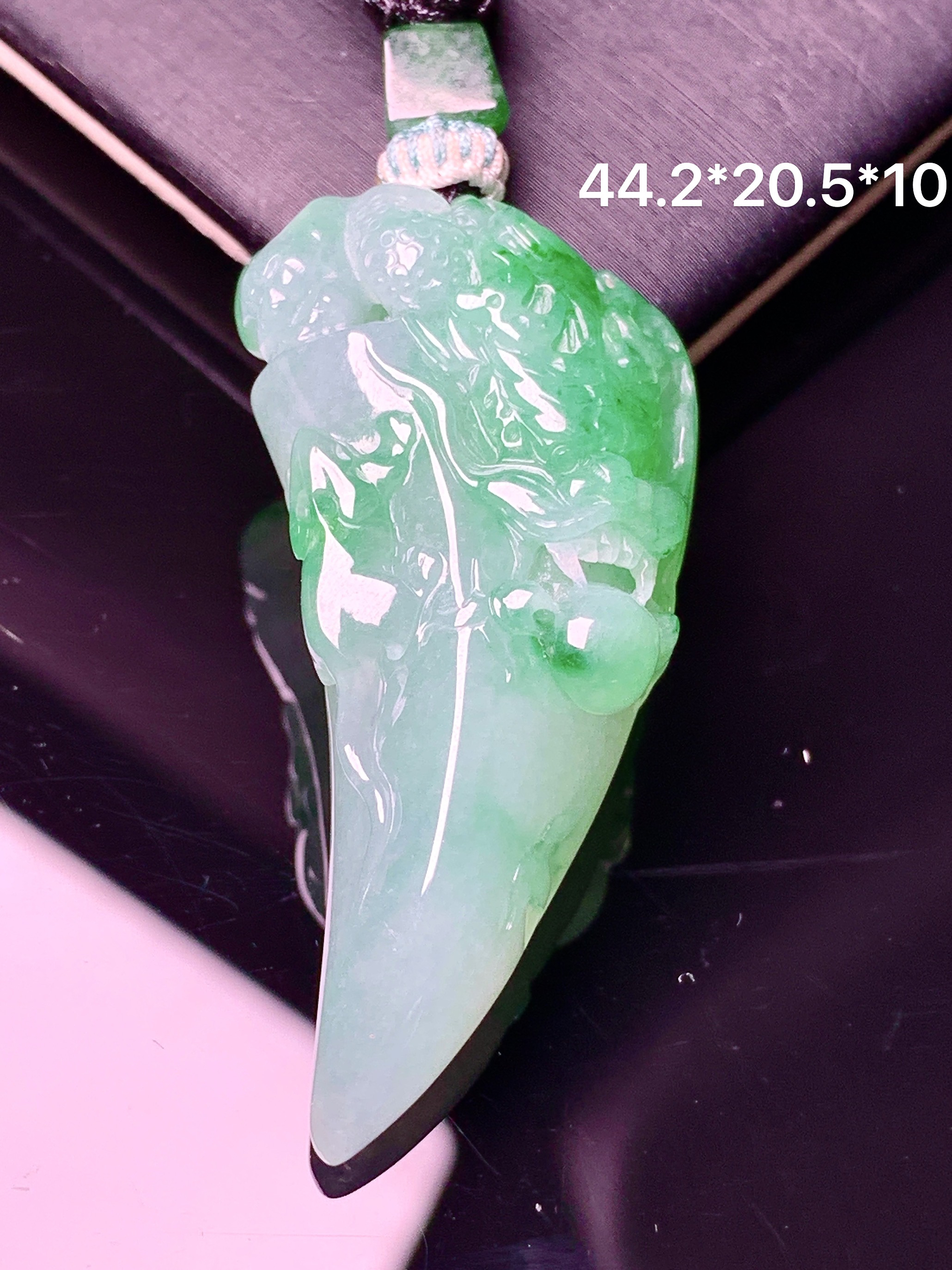 飘绿狼牙吊坠 玉质细腻 色泽艳丽清新 水润亮眼 整体尺寸44.2*20.5*10 a5