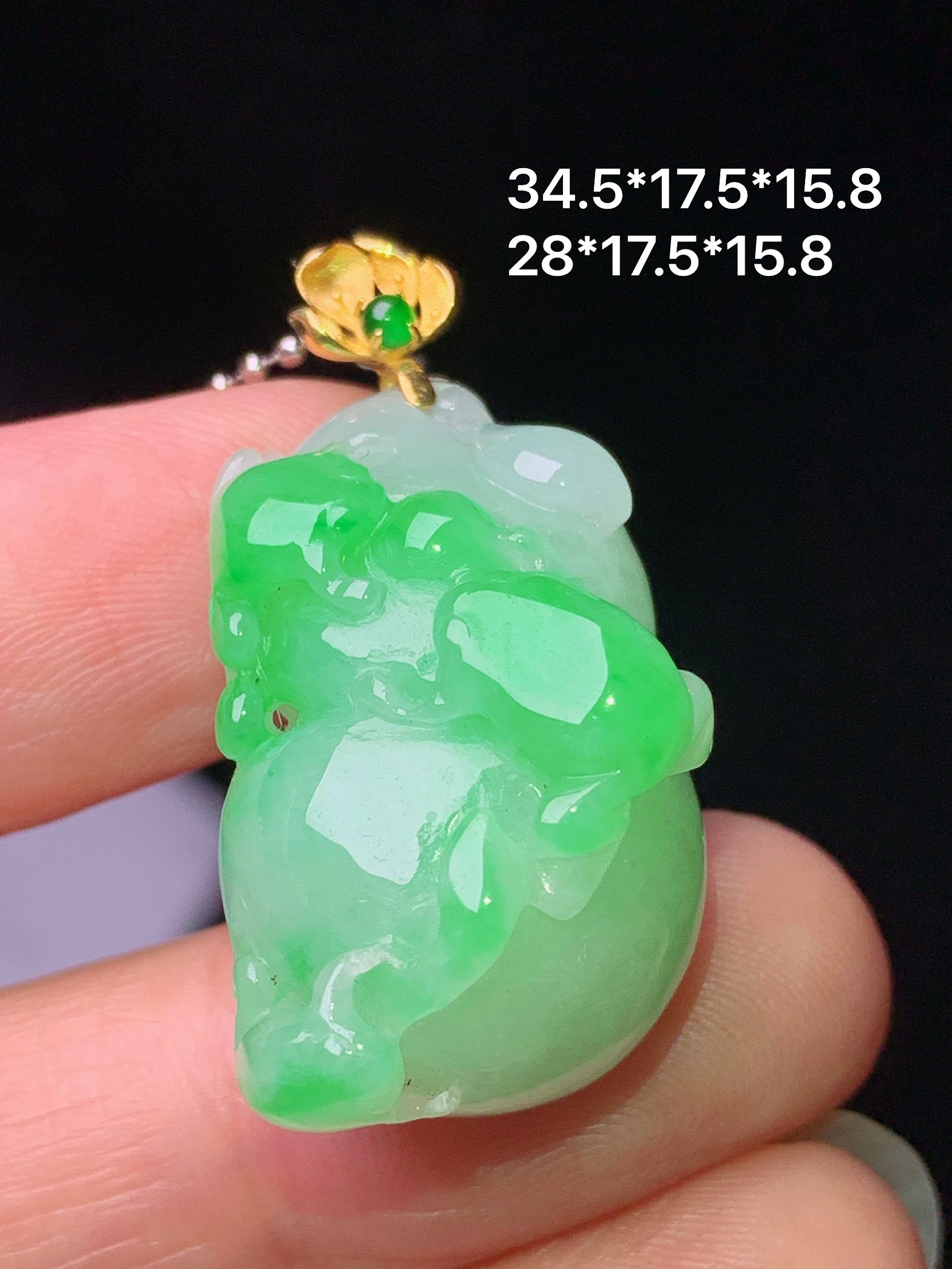 18k金镶嵌飘绿葫芦吊坠 玉质细腻 色泽艳丽清新 水润亮眼 整体尺寸34.5*17.5*15.8 e1
