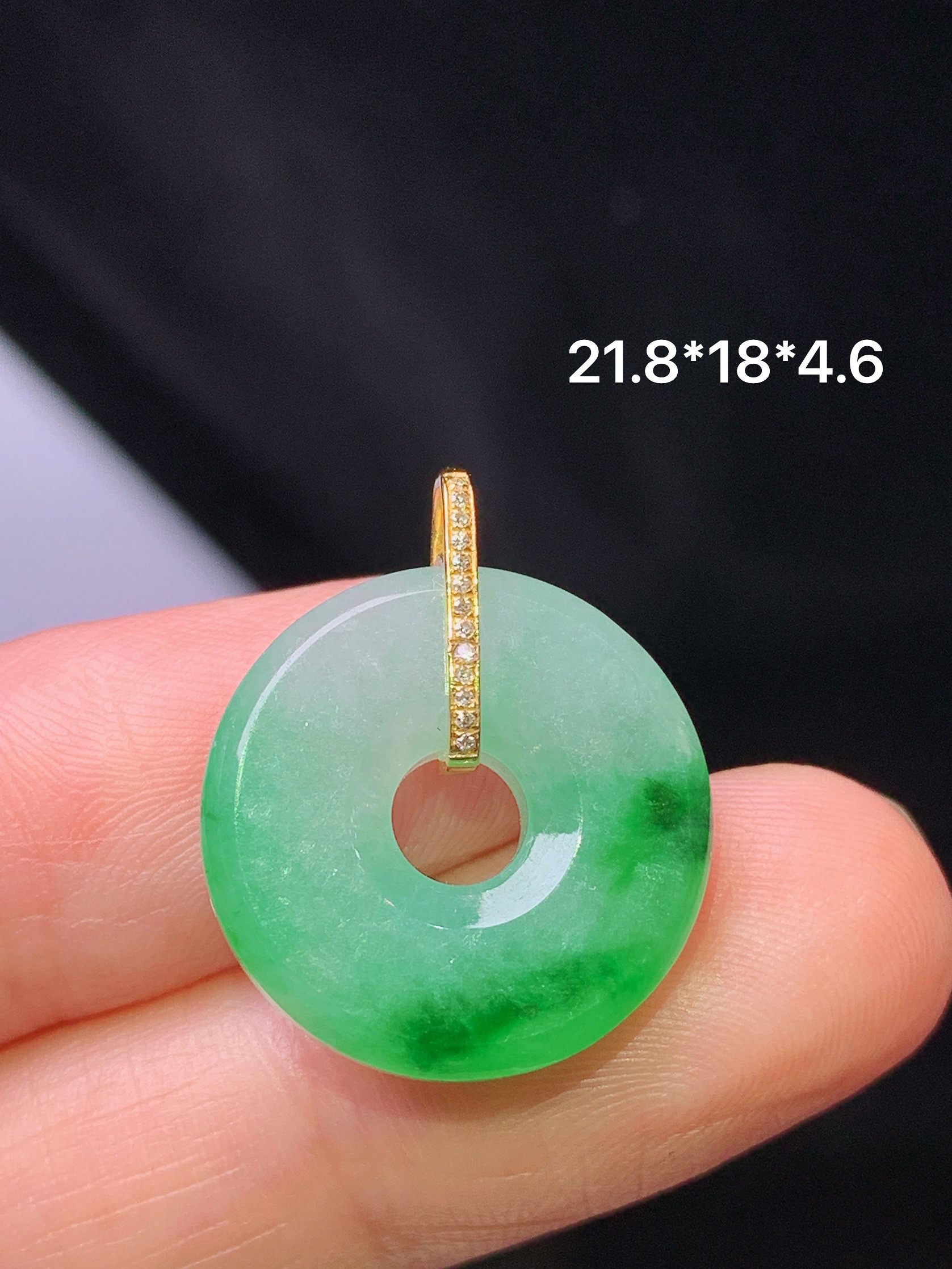 18k金钻镶嵌飘绿平安环吊坠 玉质细腻 色泽艳丽清新 水润亮眼 整体尺寸21.8*18*4.6 m1