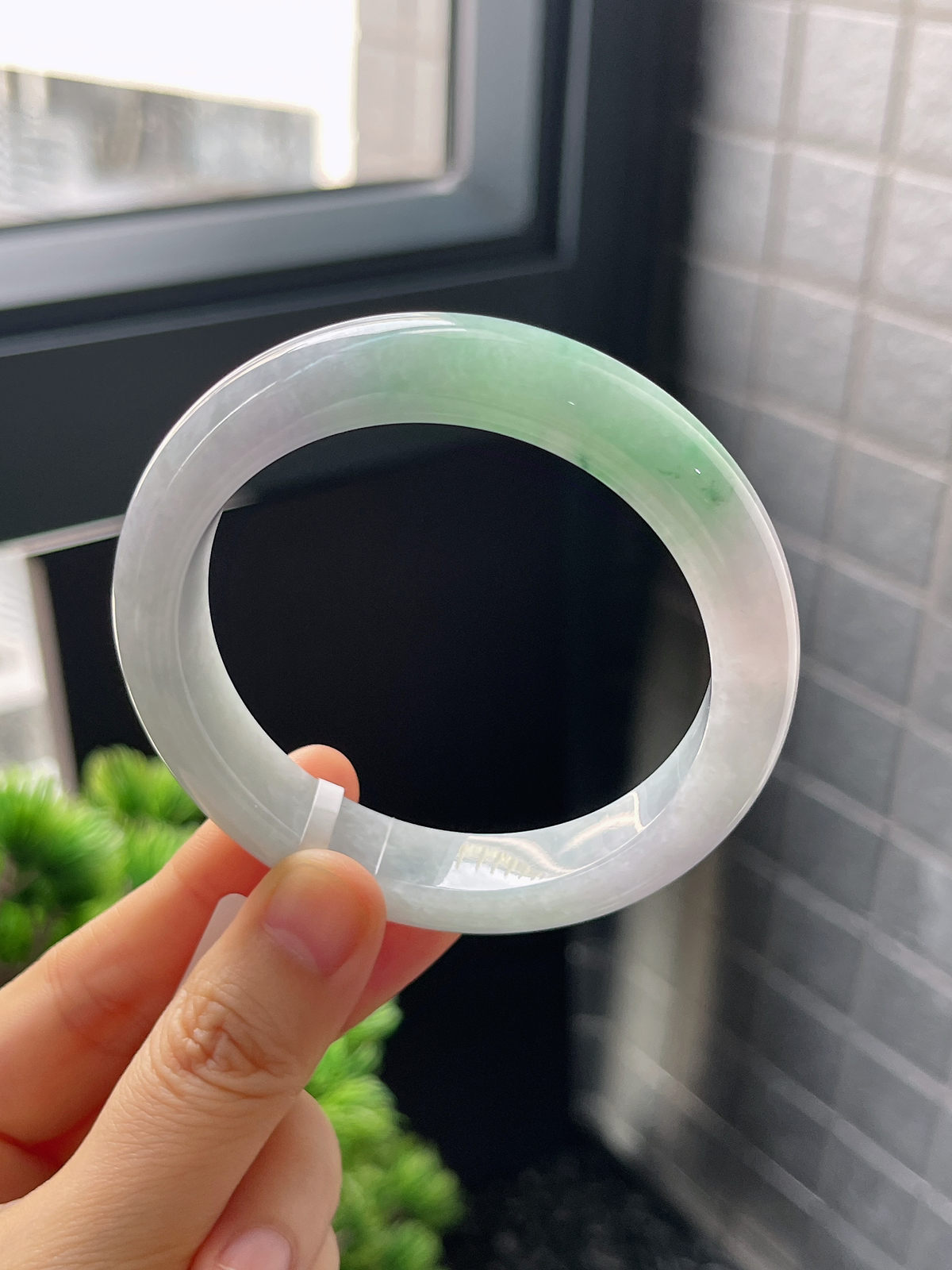 正圈56.2圈口，翡翠糯化种淡绿色手镯