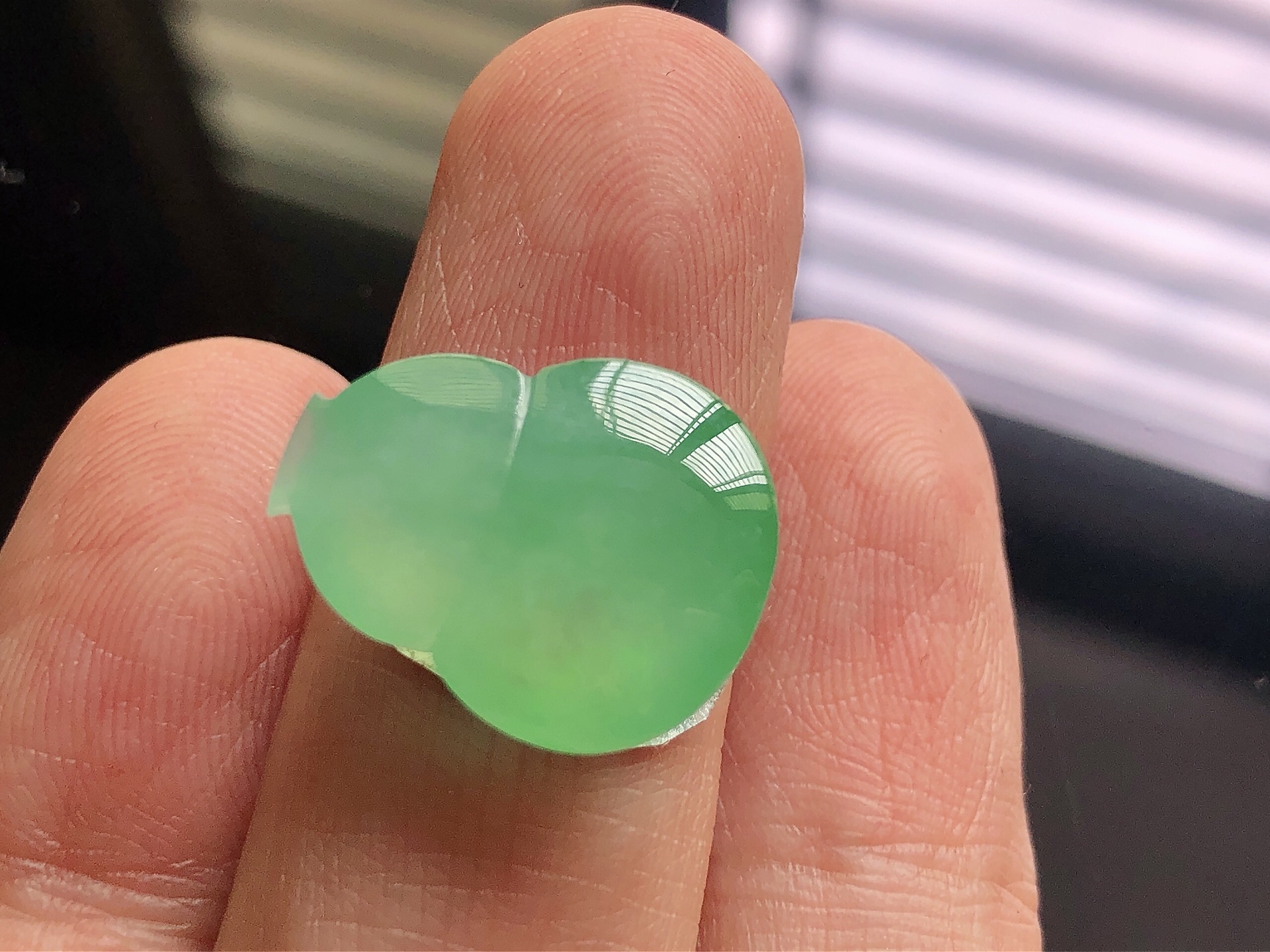 ️ 冰种阳绿葫芦，色泽艳阳，通透水润，玉质细腻，夺目迷人，镶嵌效果，品相，无裂，尺寸18.1*14.3*8
