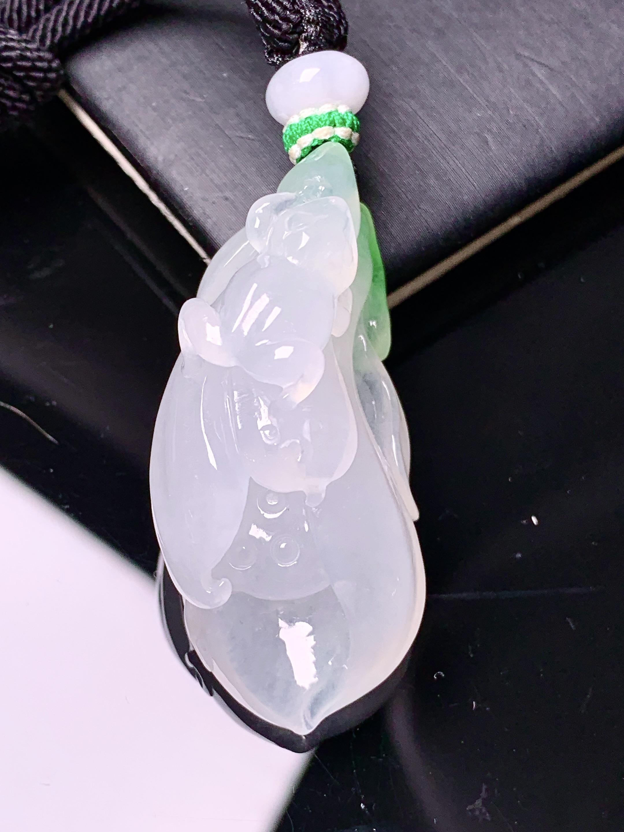 飘绿花蕾吊坠 玉质细腻 色泽艳丽清新 水润亮眼 整体尺寸42*18.2*17.6 a5