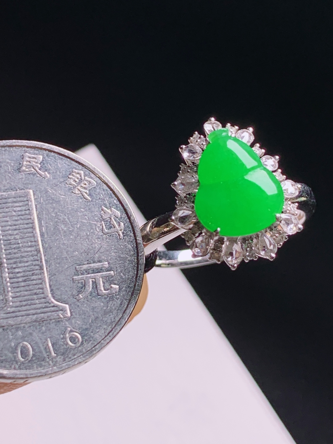 正阳绿葫芦戒指，色辣浓郁围钻镶嵌，福禄加持显贵大气 裸石10.5-8.5-1.8 圈口15
