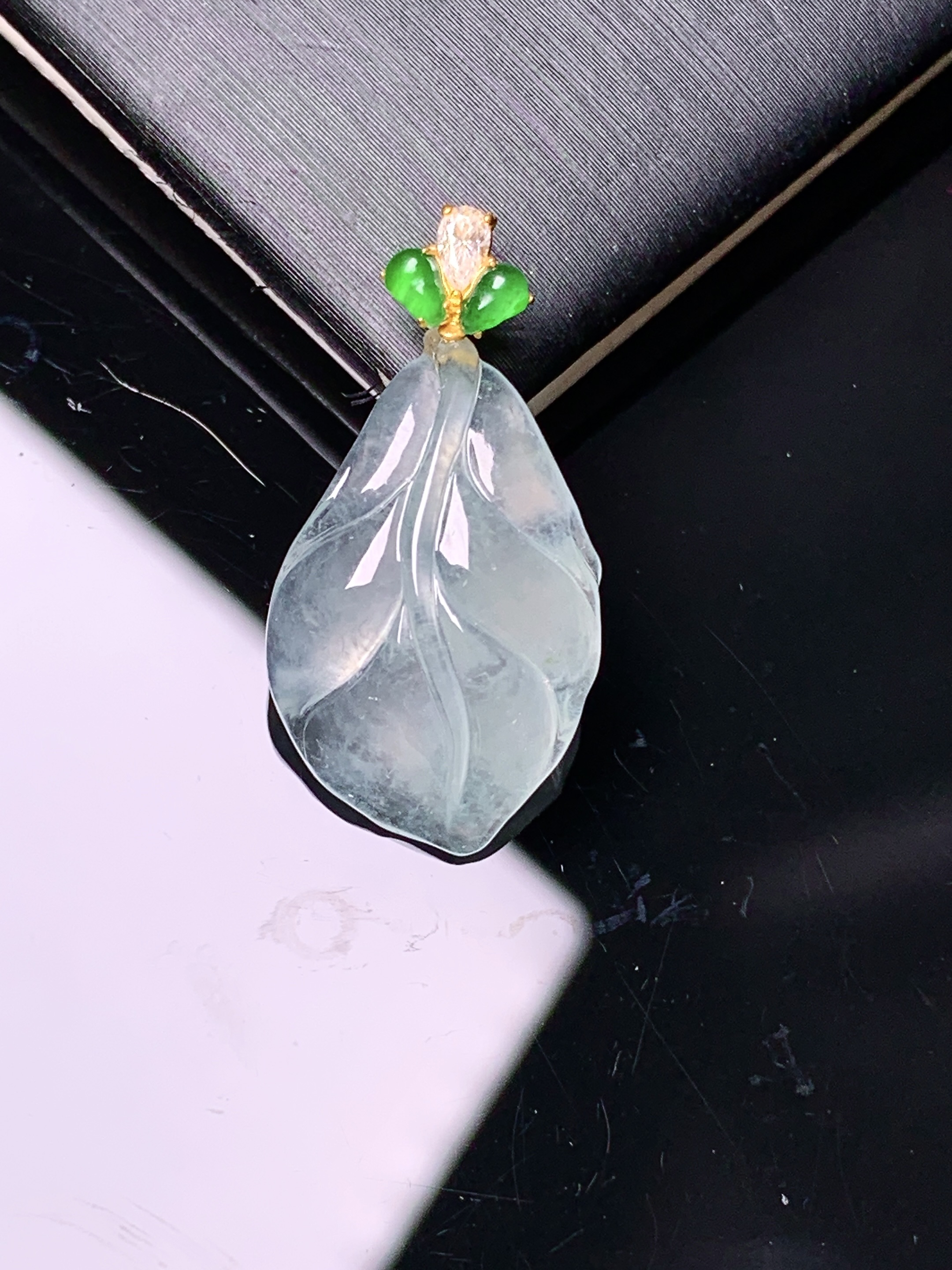 18k金钻镶嵌冰种树叶吊坠 玉质细腻 色泽艳丽清新 水润亮眼 整体尺寸25.5*13.2*5.2 z1