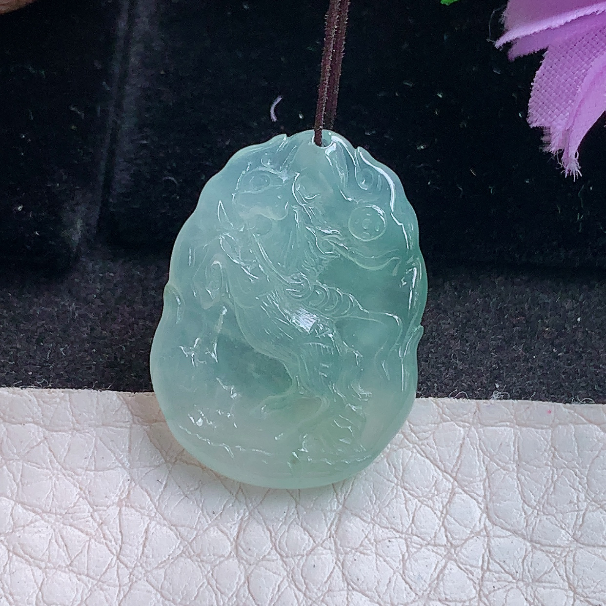 Ktj实拍27*20*4天然缅甸翡翠冰蓝飞马 马上发财玉吊坠 玉挂件